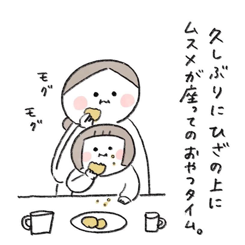 hibi家のムスコとムスメのインスタグラム：「あの頃、君たちの頭頂部は菓子くずだらけだった🍘  #育児漫画#育児絵日記」