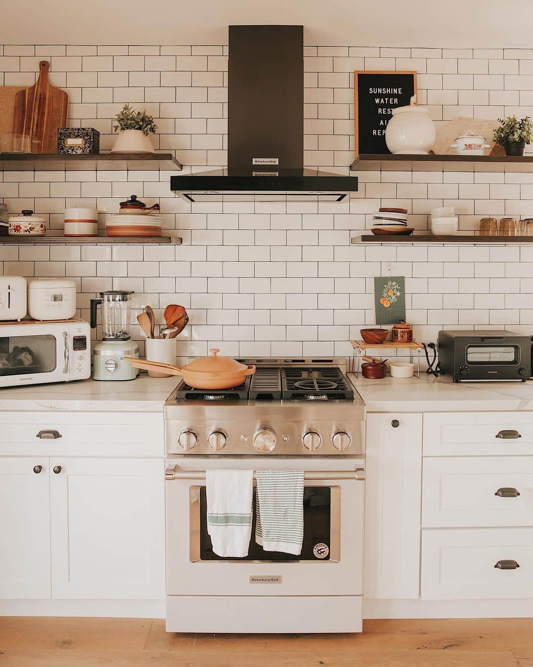 W E Y L I Eのインスタグラム：「A rare clean kitchen moment ✨ I try so hard to keep the kitchen clean because it brings me so much calmness. Anyone else feel the same way? When I was in my early twenties, my space was always a HOT MESS. I’m talking unfolded laundry, dirty dishes, molded food in the fridge, piles of clothes on the floor, hardly ever vacuumed or mopped. One time Wah had a serious talk with me and said he doesn’t know if he can be with me if I continue to live that way 😂😅 At the time I was so offended, but now I understand. I feel so much more calm when I wake up to a clean house. It feels refreshing and I can think clearly without the mess. Next thing I need to sort out is the mess in my garage 😂 Also, I just uploaded my kitchen tour if you wanna see it! Link is in my bio 🙂」