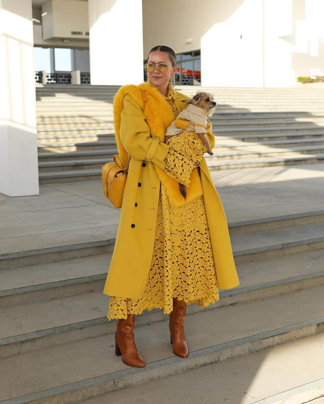 ブレア・イーディーさんのインスタグラム写真 - (ブレア・イーディーInstagram)「<Sunday style in sunshine ☀️ yellow // Penny wanted to carry matching bags today and I couldn’t resist 🙃> #sundaystyle #senreve #dogsweater #yellowoutfit  #adoptdontshop」12月14日 9時46分 - blaireadiebee