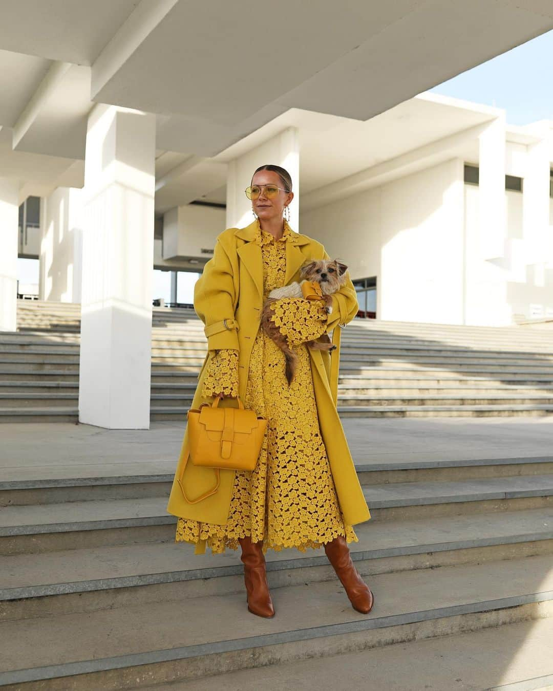 ブレア・イーディーさんのインスタグラム写真 - (ブレア・イーディーInstagram)「<Sunday style in sunshine ☀️ yellow // Penny wanted to carry matching bags today and I couldn’t resist 🙃> #sundaystyle #senreve #dogsweater #yellowoutfit  #adoptdontshop」12月14日 9時46分 - blaireadiebee