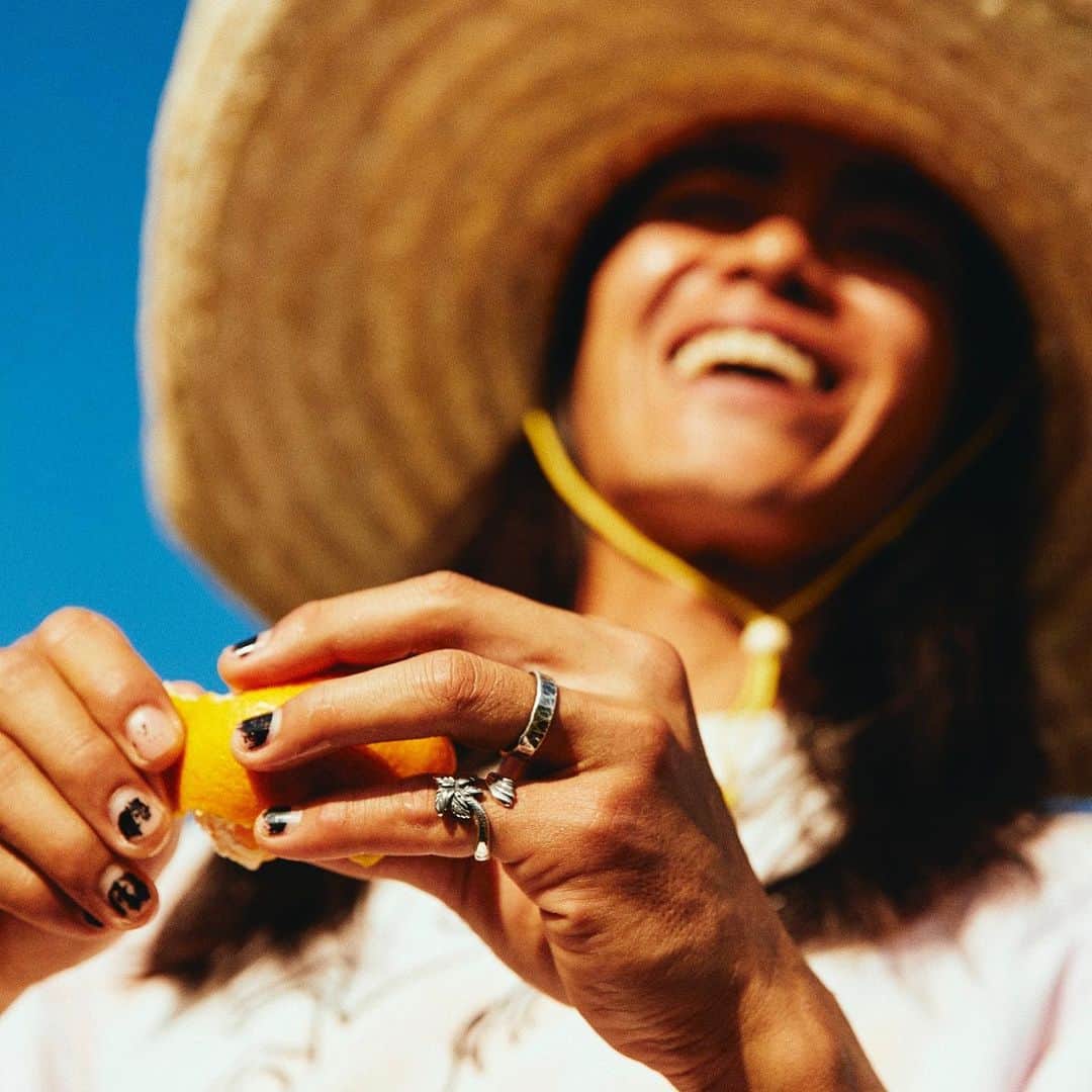 Bill Wall Leather × BEAMSのインスタグラム：「【Information】To the special people in life - family, partners, friends. Here you can glimpse the everyday lives of five pairs of people who gave〈Bill Wall Leather〉and accessories to each other. Take a look! __________ 【BEAMS FEATURES】⇨ https://www.beams.co.jp/special/billwallleather/features/2020winter/ __________ 家族や恋人、友達同士など特別なパートナーへ。〈Bill Wall Leather〉を贈り合う5組のペアの“いつも”の様子や、プレゼントしたアクセサリーなどがご覧頂けます。是非お楽しみください！  @billwallleather_beams @besms_official #billwallleather #beams #loveyouloveme #gift #ビルウォールレザー #ビームス #ギフト」