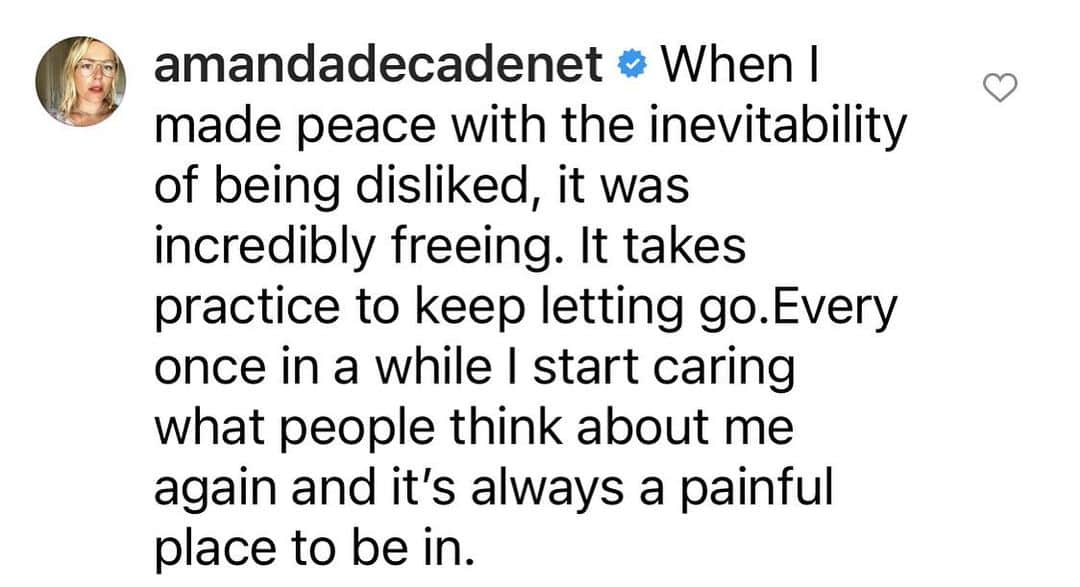 アマンダ・デ・カディネットのインスタグラム：「Anyone else relate ? There is a big difference between ‘ not giving a fuck ‘ and loving detachment.」