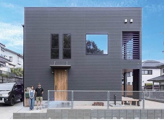 西本ハウスのインスタグラム：「🎈 【外観特集】  東広島市高屋町 MD様邸 ZERO-CUBE MALIBU  【モデルハウス見学予約受付中🏠】 土日祝はもちろん平日でも色々なスタイルのモデルハウスをご見学いただけます😊🎈  場所:安佐南区山本新町（春日野）  イベント情報はこちら▼ @nishimoto_house ⇧プロフィールのURLよりご覧いただけます👀  #西本ハウス #広島県 #工務店 #ZEROCUBE #ゼロキューブ #グッドデザイン賞 #1000万円からはじめる家づくり #子育て世代の家  #子育て世代の家づくり #デザイン住宅  #デザイナーズ住宅 #新築一戸建て #マイホーム #新築マイホーム #注文住宅 #規格住宅 #家づくり #暮らしを楽しむ #セミオーダー住宅 #セミオーダー #セミオーダーハウス #広島建売 #建売 #分譲住宅 #分譲中 #広島分譲住宅」