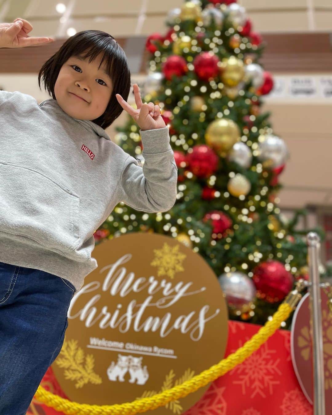 Toy Kids★トイキッズのインスタグラム：「もうすぐクリスマスですね♡ いろんなところにクリスマスツリー♡ #トイキッズ #toyskids #レオスマイル #xmas #クリスマス #ツリー #12月 #子供 #こども #キッズ #kids #7歳 #男の子 #レオくん」
