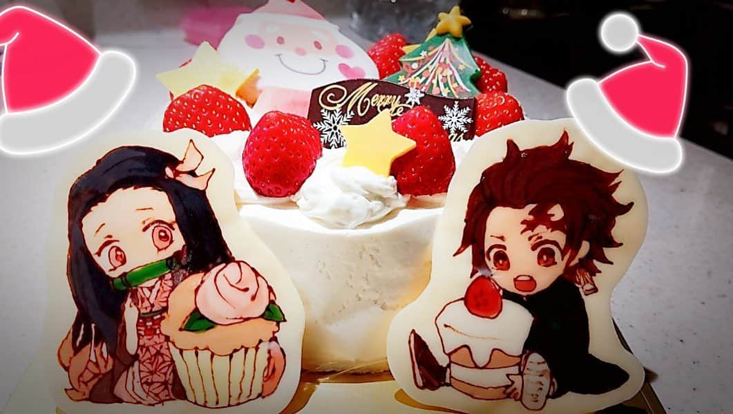 琴菜のインスタグラム：「一足早いクリスマス🎄 甥and姪♥︎妹が調達してきた鬼滅の刃ケーキ🎂  続く...♥︎ #クリスマスケーキ　#鬼滅の刃　#鬼滅の刃ケーキ」