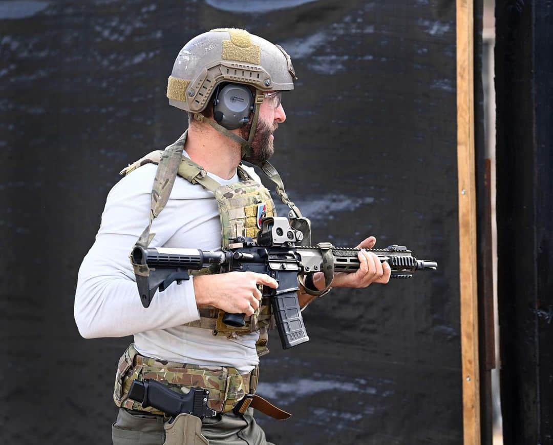 ショーン・ブースのインスタグラム：「Fort Bragg, NC for the @sfcharitabletrust Tactical Challenge 🇺🇸 . Still time to donate! Click on the link in my bio and join my team 💪🏼 . The Special Forces Charitable Trust is a nonprofit that raises money for the Green Berets and their families with events like this week’s challenge. . Funds are used for family and community support with either family retreats or providing financial support to those families not provided by the federal government, education support to provide spouse and children scholarships and veteran and heritage support that includes one-time need-based grants for veterans and assisting with memorial and monument funding. . “We really do have a lot of patriotic people that want to help families,” Jodi Burns, director of the organization said. “They don’t know how they can help, and so we like to think of ourselves as their voice, because … the families won’t ask for the help because they are strong.” .  📸: @u.s.armyswcs @goarmysof」