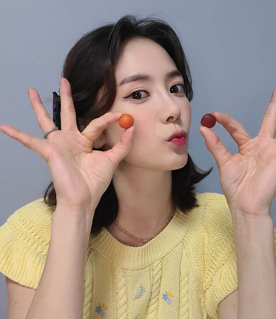 ユ・ハナのインスタグラム：「챙겨먹는 영양제들이 너무 많아서,이제는 꿀꺽 삼키기도 힘드세요? 🙊 아님 영양제가 몸에 좋은지는 알지만  진짜 못 챙겨먹고 계시진 않나요?🙈 그래서~ 제가!!  손이가요 손이가 🎶 자꾸 손이가는 맛있는 젤리 영양제를 준비했어요♡ '안국건강'의 👉피부를 위한 저분자 콜라겐 츄! 💋 👉눈 건강을 위한 루테인 츄! 💋  요즘 입이 심심할때 간식으로 쫄깃쫄깃 씹고 있는데 이왕이면 피부에 좋은 젤리 , 눈에 좋은 젤리라면 ❤금상첨화❤  🌸안국 저분자 콜라겐 츄🌸는, 👇👇👇 국내생산되는 콜라겐 제품중 캔디류로서 건강기능식품으로 인정을 받은 건 안국건강 뿐이란 사실!   ✔낮은칼로리  ✔동물성콜라겐이 아닌❌피쉬콜라겐 ✔상큼하고 맛있는 석류맛 콜라겐 젤리 ✔체내 흡수력좋은 저분자  ✔히알루론산, 엘라스틴가수분해물(프로라스틴)함유 ✔콜라겐흡수를 극대화 시켜주는 비타민C함유 ✔믿을 수 있는 대기업에서 분석 및 제조  ➡️하루 필요 적정 콜라겐양 5000mg 콜라겐츄 일일  최소 권장량 👅하루3구미👅 (900mg)  최대 반봉지 (5000mg)까지 👌  👀🙈안국 루테인 츄🙈👀는, 👇👇👇 루테인이 눈에 좋은 성분이란 건 이제 모르시는 분들이 없을거에요. 여기저기 다 좋다는 거 챙겨 먹기엔 약만 먹어도 배부를 지경🤣 눈 건강 만큼은, 맛있게 젤리로 먹으면서 지켜요!   ✔세계적인 기업 DSM사의 루테인 함유 ✔80회의 인체시험으로 검증완료 ✔총 4개국(인도-미국-프랑스-한국)을 거친 까다로운 품질관리 ✔원료부터 유통까지 안국건강에서 직접관리 ✔GMP시설에서 제조 ✔간편한 보관과 섭취가능한 지퍼백 파우치  ➡️하루 섭취량 1일 1회, 👅1회 3구미👅 (함량 DSM사 루테인 120mg_1회섭취기준)  😡스트레스 받을 때 쫄깃쫄깃한거 막 씹고싶잖아요. 당 떨어질 때 단거 땡기기도 하고.😤 맛난 젤리지만 높지않은 칼로리에  피부에 좋고 눈건강에 좋은거라면  🏠집에다 👜가방에다 🚗운전석 옆에다 두고 안먹을 이유 있을까요?  이젠 맛있게 쫄깃쫄깃 씹으면서 피부도 예뻐지고 맛있게 씹으면서 눈도 건강해지기  원래 소비자가로 드셨던분 가격보지마세요🙈🙈🙈 속상하실거에요오😭😭😭  스페셜핫딜👍수요일까지 프롬하나닷컴에서만!  @fromhana111」