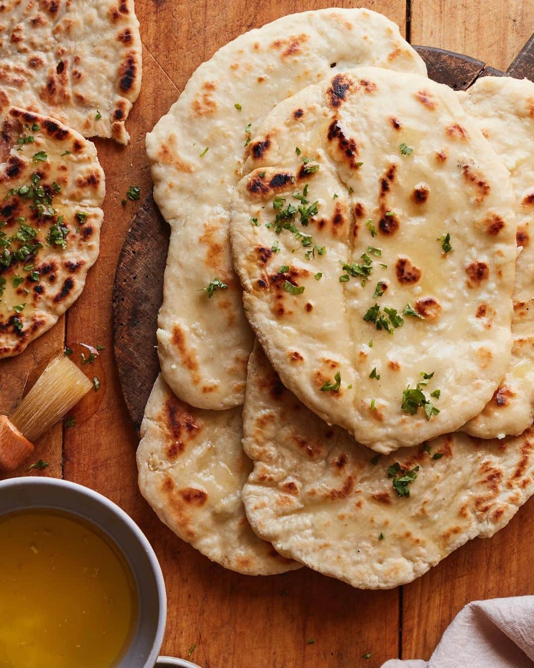 Gaby Dalkinのインスタグラム：「Did I plan this weeks meal plan around this homemade naan - SURE DID!! It’s perfection and it’s on the agenda this week with my fav curry and 5 other easy weeknight meals you’re gonna love!! So the question is.... do we make naan and curry for IG live tomorrow too?? All 6 nights of dinners + breakfasts and treats is linked in my profile https://whatsgabycooking.com/meal-plan-week-51/」