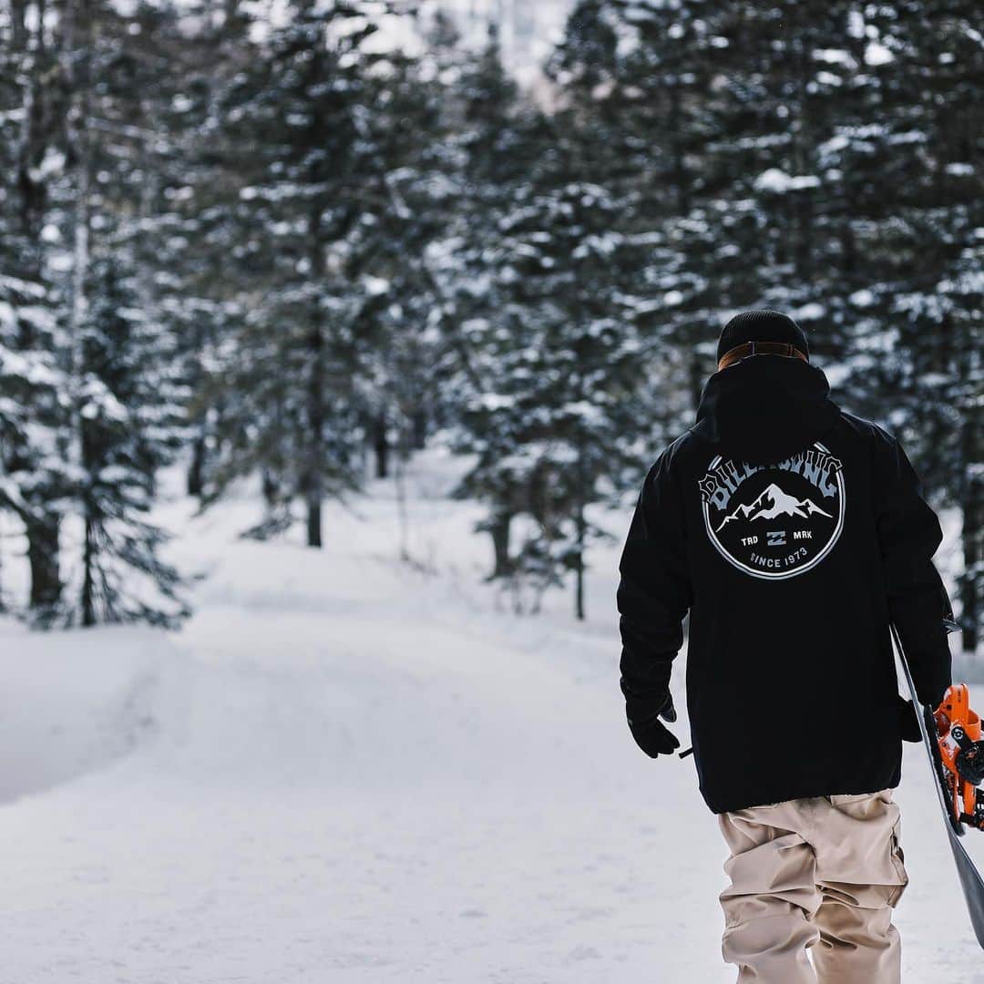 ビラボンのインスタグラム：「ボードを外して雪につつまれた森の中を歩いてみる。。。 雪を踏みしめる足音が心地良く聞こえてきそう❄️ もう週末の予定を想像してる☃️  @yohtanaka が着ているのはライトシェル素材を使ったフードコーチタイプジャケット。 耐水圧も10,000mmありハイシーズンでも着こなせる。パンツはJAPANオリジナルパターンで、履きやすさと動きやすさ、そしてちょうど良いシルエットで◎」