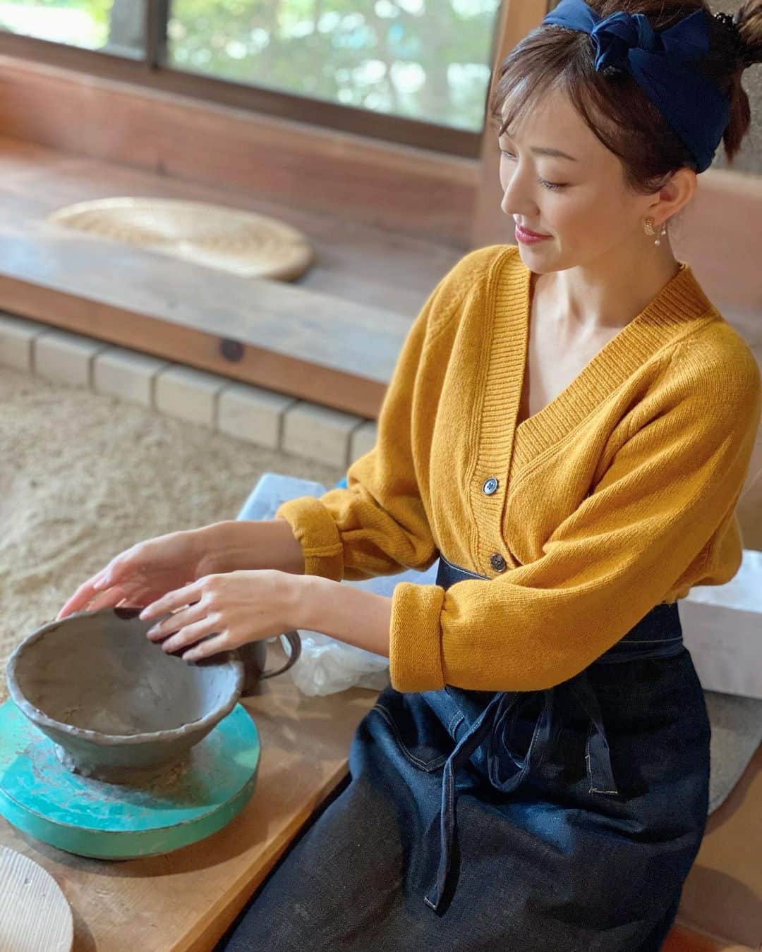 のインスタグラム：「はじめての陶芸体験🙌 できあがりが楽しみ〜っ！  Trying pottery for the first time! Thank you Mr Hirakawa and @yukiko_akai_ceramic  for helping us. Touching and holding the pottery during the creation process is part of the healing process 🌿 This was a wonderful experience.  #bizen #okayama #japan #pottery #potteryclass #handmade #potterystudio #clayart #ceramicart #ceramicwork #artist #zen #備前焼　#備前焼工房 #土窯 #平川忠 #陶芸体験」