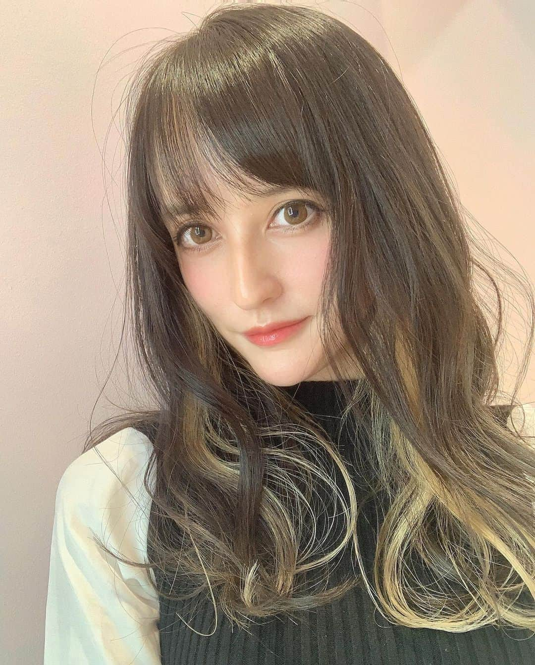 奥山絵里奈さんのインスタグラム写真 - (奥山絵里奈Instagram)「年内最後の#ヘアメンテナンス へ💜  最後も @sutokenichi さんにおまかせ😌  髪の痛みを1番考えてくれる美容師さんなので安心して任せられます✨  パープル系のアッシュ系に！  表参道駅すぐの内装が可愛い#プレスドットサロン です💜  また来年もよろしくお願いします😌💜  いつもありがとうございます💜  #インナーカラー #インナーカラーベージュ #ママヘア #バレイヤージュグラデーション #艶髪#ヘアメンテ #巻髪 #36歳 #36歳ママ」12月14日 10時32分 - erinaokuyama