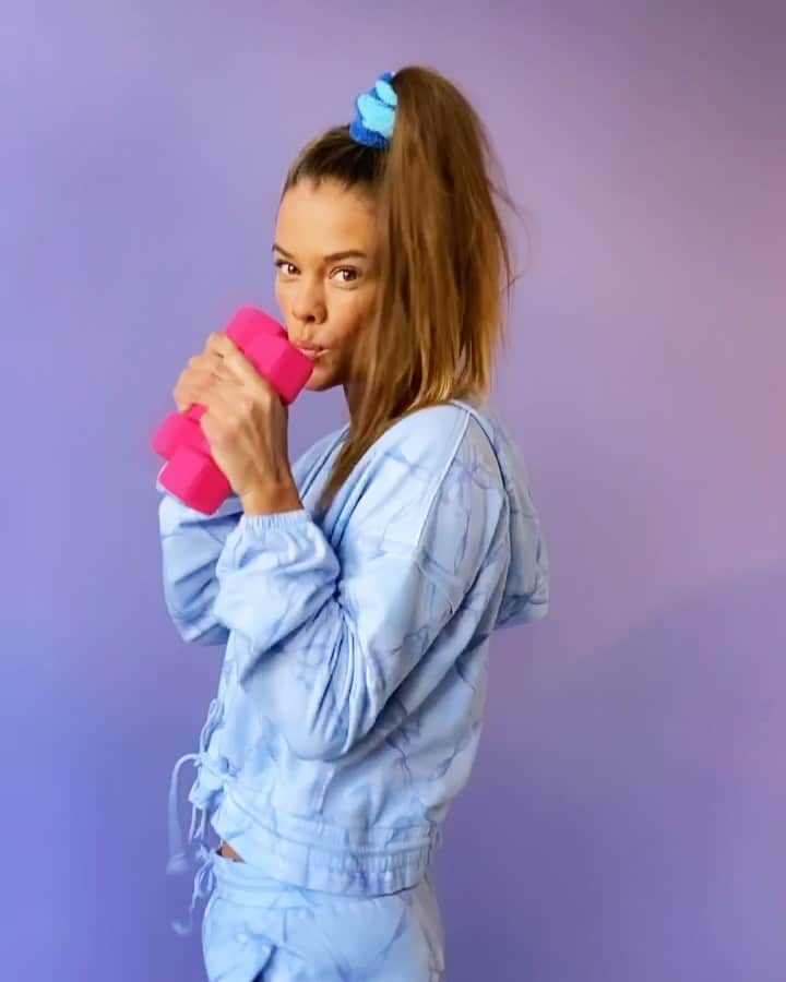 ニーナ・アグダルのインスタグラム：「*insert punchline here* 🤓🥊」