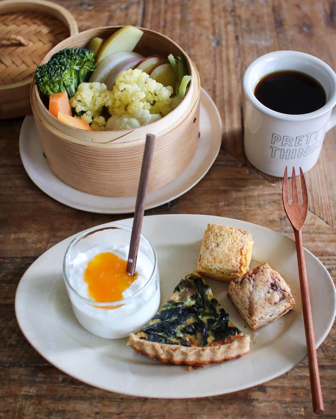 かおしさんのインスタグラム写真 - (かおしInstagram)「昨日買った美味しいものたちで朝ごはん。  パシオン(@okasinapasion )さんのスコーン2種とキッシュ、自家製R-1ヨーグルトにBRI GARDEN(@bri_garden )さんの大実きんかんジャム、陽だまりマルシェさんの野菜セットにオレンジカリフラワーを追加して蒸籠蒸し、コーヒー。  まず驚いたのがパシオンさんのスコーン。 実は私、スコーンをあまり好みません… あの、口の中の水分を全て持ってかれる感じがちょっと苦手で… 唯一、那須のSHOZOさんのスコーンだけは大好きなんですけどね😆 とととと、ところがっ‼︎ パシオンさんのスコーンもSHOZOさんのと少し似たタイプで、トースターでリベイクしたらしっとりふんわりでウッマーーー‼︎😍 めちゃくちゃ美味しいよーーー😭 今朝はマルベリー(白石島産)とバターナッツ(矢掛産)を食べたのだけど、甘さ、しっとり感、そして外側のざっくり感、サイズ、全て最&高🥺✨ 店舗は持たれてないので、イベントで買うしかない。 12月はあと3日間ほど岡山市で出店されるので、気になる方はパシオンさんのアカウントをチェックしてみてね😉 👉 @okasinapasion  こんな美味しいのを、甘いの苦手な人が作ってるとは思えない←すぐ暴露🙊笑 私も買いに行かなきゃ💨  BRI GARDENさんの大実きんかんジャムは、まず色がたまらなく綺麗🥺✨ そして食べると皮のつぶつぶが感じられて、ヨーグルトの食感が楽しくなる👏 きんかんってなんとなく風邪ひいた時に食べるイメージがあって(私だけ？🤔)、普段食べることがほとんどなかったんだけど、BRI GARDENさんのは生もドライもジャムも本当に美味しくてこれまたビックリ😳 次はチーズトーストにこのジャムを足してみようと思っているのだ🧀🍊 絶対美味しいと思うんだよね〜🤤 甘じょっぱいは正義‼️🦸‍♂️ それにしても、こんなに美味しいのに150gたっぷり入って500円って安すぎる…✨  はぁぁ… 笠岡には美味しいものが溢れてる…🥺✨  笠岡市公式フォトアンバサダーとして活動しています📸 @kasaoka_sketch (アンバサダーではあるけど、本当に自分のオススメなモノやコトしか載せてません😆)  #カサオカスケッチ #笠岡市 #笠岡 #笠岡グルメ #グルメ好きな人と繋がりたい #朝ごはん #朝食 #breakfast #gohan #私のおいしい写真 #foodporn #onthetable #暮らし #おうちごはん #うつわ #器 #wp_deli_japan #おうちごはんlover # #IGersJP #フーディーテーブル #PR #美味いんじゃ岡山 #JA晴れの国キッチン」12月14日 10時36分 - cao_life