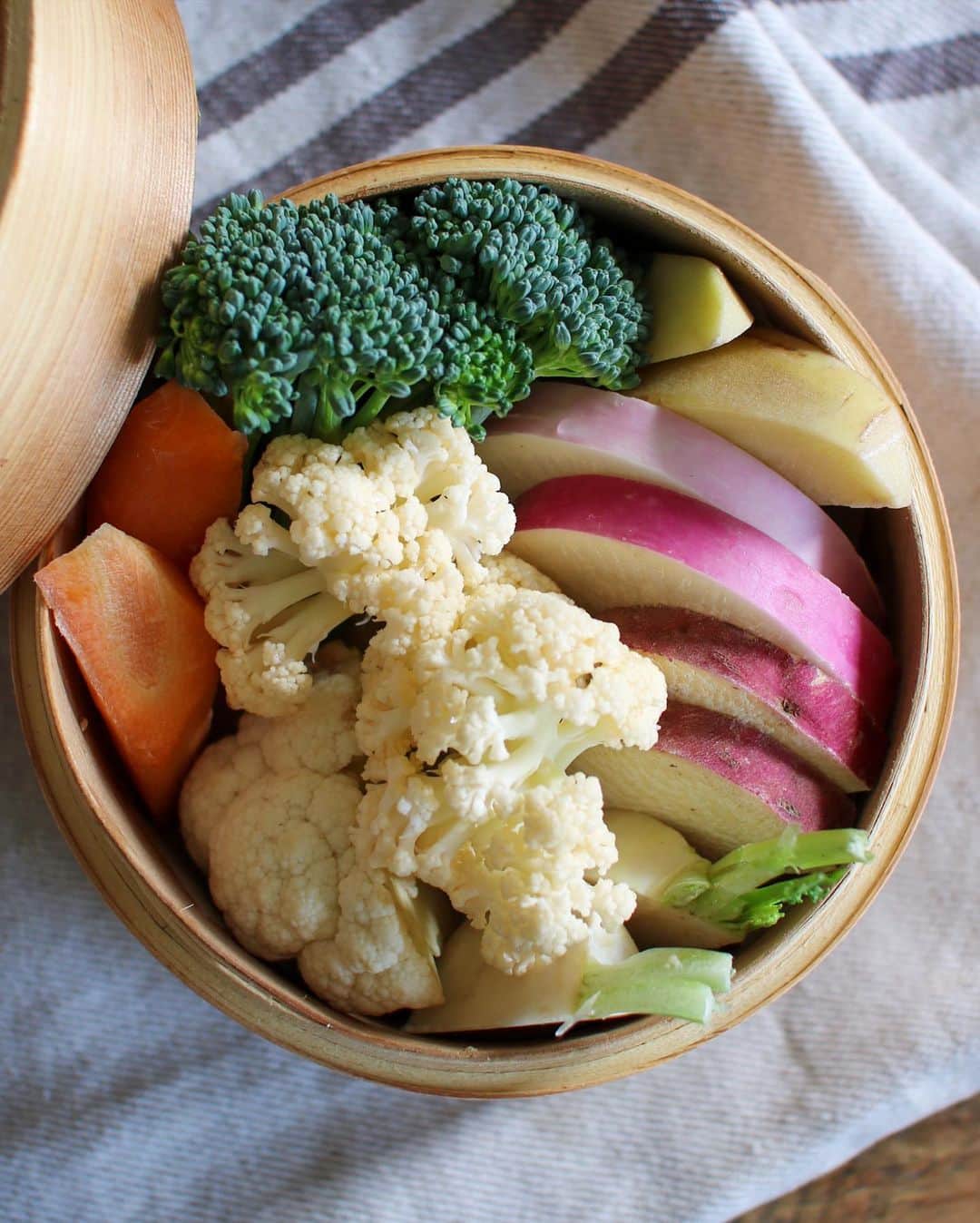 かおしさんのインスタグラム写真 - (かおしInstagram)「昨日買った美味しいものたちで朝ごはん。  パシオン(@okasinapasion )さんのスコーン2種とキッシュ、自家製R-1ヨーグルトにBRI GARDEN(@bri_garden )さんの大実きんかんジャム、陽だまりマルシェさんの野菜セットにオレンジカリフラワーを追加して蒸籠蒸し、コーヒー。  まず驚いたのがパシオンさんのスコーン。 実は私、スコーンをあまり好みません… あの、口の中の水分を全て持ってかれる感じがちょっと苦手で… 唯一、那須のSHOZOさんのスコーンだけは大好きなんですけどね😆 とととと、ところがっ‼︎ パシオンさんのスコーンもSHOZOさんのと少し似たタイプで、トースターでリベイクしたらしっとりふんわりでウッマーーー‼︎😍 めちゃくちゃ美味しいよーーー😭 今朝はマルベリー(白石島産)とバターナッツ(矢掛産)を食べたのだけど、甘さ、しっとり感、そして外側のざっくり感、サイズ、全て最&高🥺✨ 店舗は持たれてないので、イベントで買うしかない。 12月はあと3日間ほど岡山市で出店されるので、気になる方はパシオンさんのアカウントをチェックしてみてね😉 👉 @okasinapasion  こんな美味しいのを、甘いの苦手な人が作ってるとは思えない←すぐ暴露🙊笑 私も買いに行かなきゃ💨  BRI GARDENさんの大実きんかんジャムは、まず色がたまらなく綺麗🥺✨ そして食べると皮のつぶつぶが感じられて、ヨーグルトの食感が楽しくなる👏 きんかんってなんとなく風邪ひいた時に食べるイメージがあって(私だけ？🤔)、普段食べることがほとんどなかったんだけど、BRI GARDENさんのは生もドライもジャムも本当に美味しくてこれまたビックリ😳 次はチーズトーストにこのジャムを足してみようと思っているのだ🧀🍊 絶対美味しいと思うんだよね〜🤤 甘じょっぱいは正義‼️🦸‍♂️ それにしても、こんなに美味しいのに150gたっぷり入って500円って安すぎる…✨  はぁぁ… 笠岡には美味しいものが溢れてる…🥺✨  笠岡市公式フォトアンバサダーとして活動しています📸 @kasaoka_sketch (アンバサダーではあるけど、本当に自分のオススメなモノやコトしか載せてません😆)  #カサオカスケッチ #笠岡市 #笠岡 #笠岡グルメ #グルメ好きな人と繋がりたい #朝ごはん #朝食 #breakfast #gohan #私のおいしい写真 #foodporn #onthetable #暮らし #おうちごはん #うつわ #器 #wp_deli_japan #おうちごはんlover # #IGersJP #フーディーテーブル #PR #美味いんじゃ岡山 #JA晴れの国キッチン」12月14日 10時36分 - cao_life