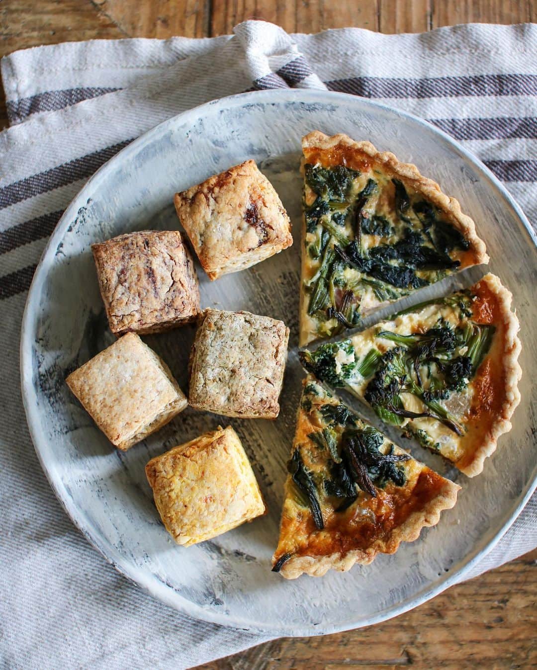 かおしさんのインスタグラム写真 - (かおしInstagram)「昨日買った美味しいものたちで朝ごはん。  パシオン(@okasinapasion )さんのスコーン2種とキッシュ、自家製R-1ヨーグルトにBRI GARDEN(@bri_garden )さんの大実きんかんジャム、陽だまりマルシェさんの野菜セットにオレンジカリフラワーを追加して蒸籠蒸し、コーヒー。  まず驚いたのがパシオンさんのスコーン。 実は私、スコーンをあまり好みません… あの、口の中の水分を全て持ってかれる感じがちょっと苦手で… 唯一、那須のSHOZOさんのスコーンだけは大好きなんですけどね😆 とととと、ところがっ‼︎ パシオンさんのスコーンもSHOZOさんのと少し似たタイプで、トースターでリベイクしたらしっとりふんわりでウッマーーー‼︎😍 めちゃくちゃ美味しいよーーー😭 今朝はマルベリー(白石島産)とバターナッツ(矢掛産)を食べたのだけど、甘さ、しっとり感、そして外側のざっくり感、サイズ、全て最&高🥺✨ 店舗は持たれてないので、イベントで買うしかない。 12月はあと3日間ほど岡山市で出店されるので、気になる方はパシオンさんのアカウントをチェックしてみてね😉 👉 @okasinapasion  こんな美味しいのを、甘いの苦手な人が作ってるとは思えない←すぐ暴露🙊笑 私も買いに行かなきゃ💨  BRI GARDENさんの大実きんかんジャムは、まず色がたまらなく綺麗🥺✨ そして食べると皮のつぶつぶが感じられて、ヨーグルトの食感が楽しくなる👏 きんかんってなんとなく風邪ひいた時に食べるイメージがあって(私だけ？🤔)、普段食べることがほとんどなかったんだけど、BRI GARDENさんのは生もドライもジャムも本当に美味しくてこれまたビックリ😳 次はチーズトーストにこのジャムを足してみようと思っているのだ🧀🍊 絶対美味しいと思うんだよね〜🤤 甘じょっぱいは正義‼️🦸‍♂️ それにしても、こんなに美味しいのに150gたっぷり入って500円って安すぎる…✨  はぁぁ… 笠岡には美味しいものが溢れてる…🥺✨  笠岡市公式フォトアンバサダーとして活動しています📸 @kasaoka_sketch (アンバサダーではあるけど、本当に自分のオススメなモノやコトしか載せてません😆)  #カサオカスケッチ #笠岡市 #笠岡 #笠岡グルメ #グルメ好きな人と繋がりたい #朝ごはん #朝食 #breakfast #gohan #私のおいしい写真 #foodporn #onthetable #暮らし #おうちごはん #うつわ #器 #wp_deli_japan #おうちごはんlover # #IGersJP #フーディーテーブル #PR #美味いんじゃ岡山 #JA晴れの国キッチン」12月14日 10時36分 - cao_life