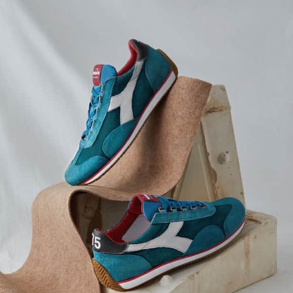 ディアドラのインスタグラム：「. 【diadora PRODUCT INFORMATION】 . "equipe suede sw" . diadora heritage collectionの中で一番人気のスニーカー。 ラスティング工程後にストーンウォッシュをかけることでまるでアスリートに履き込まれたような自然な風合いを再現。 クラシカルかつレトロな雰囲気でカジュアルはもちろんジャケットスタイルとも相性抜群です。 絶妙な配色と色使いが毎回楽しみなアイテムです。 . #diadora #diadoraheritage #equipe #madeinitaly #makeitbright #sneakers #ディアドラ #ディアドラヘリテージ #スニーカー」