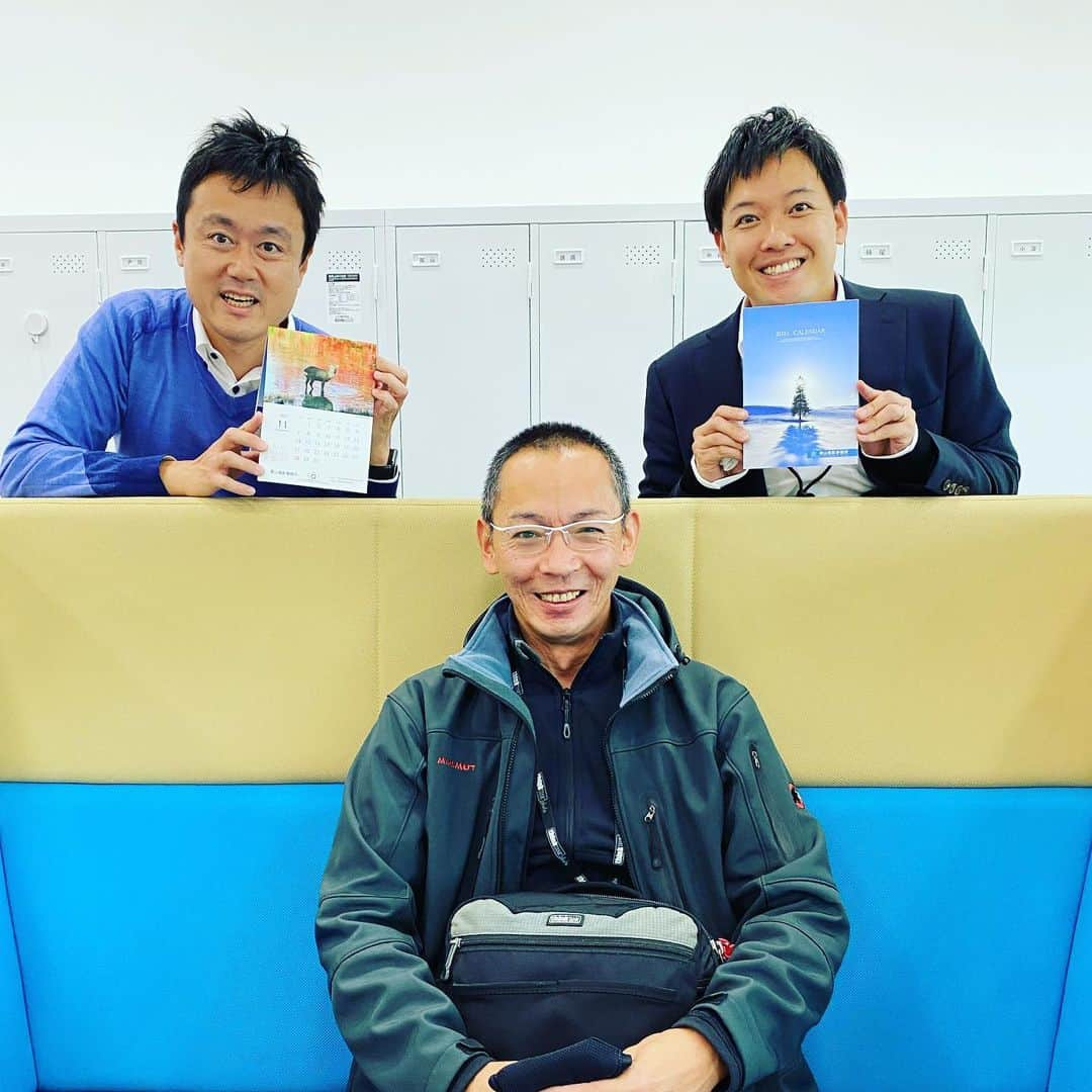 本野大輔のインスタグラム：「読売テレビでお世話になっているカメラマンの栗山主税さん。 2021年のカレンダーが完成したそうです！ 美しいの一言、、、 デスクに飾ります。 もう年の瀬ですね。  #栗山撮影事務所 #カレンダー #カメラマン #美しい #読売テレビ #みんなお世話になってます」