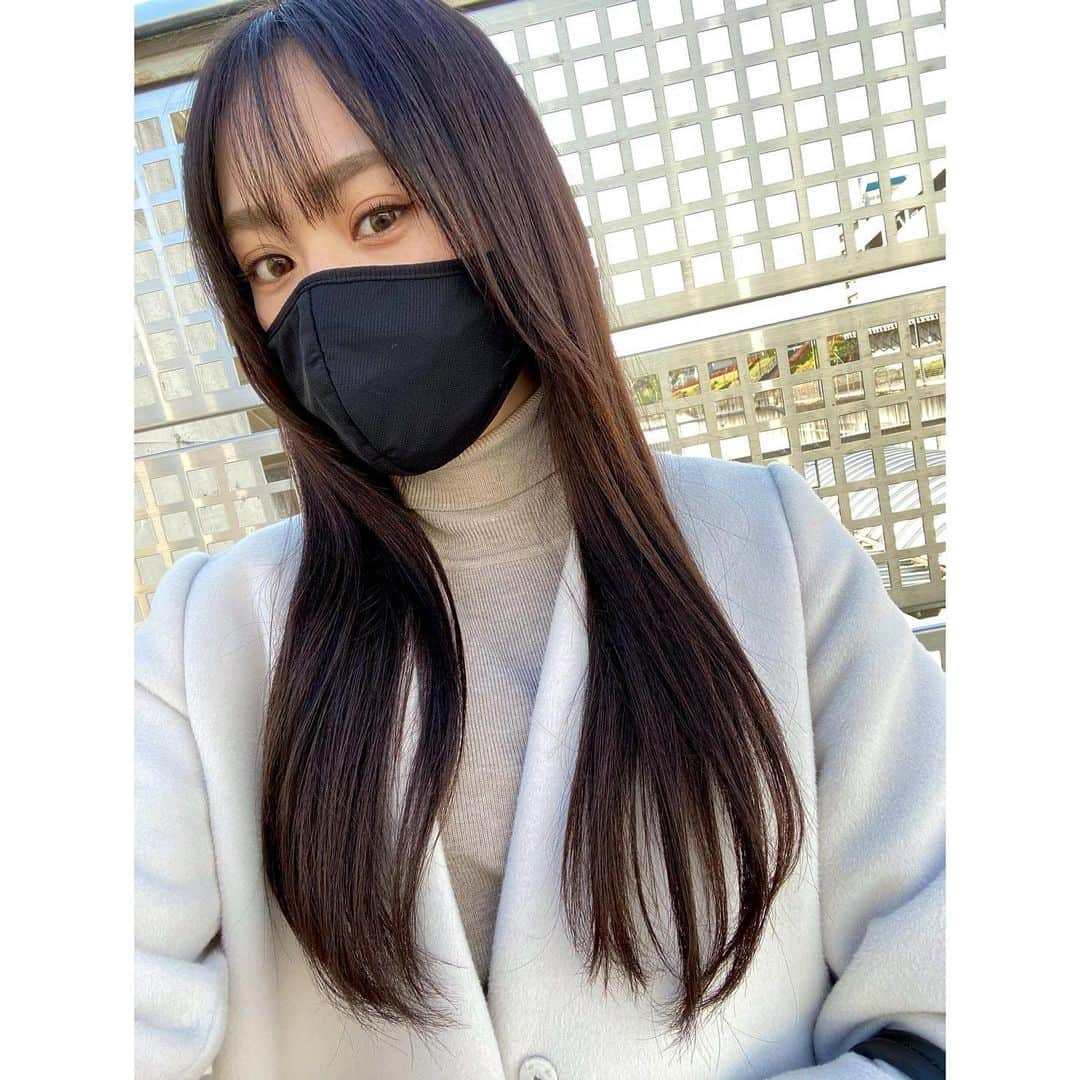 高橋菜生さんのインスタグラム写真 - (高橋菜生Instagram)「. 何年かぶりに縮毛矯正してもらって さらっさらのストレートヘアを手に入れた！！！ 髪の毛のボリュームが半分以下になったし 朝も楽ちんだし、最高すぎ🥺 りょうくんいつもありがとう！！🤍 . #selfie #selca #me #i #hairstyle #hair #hairsalon #salon #instagram #instalike #instagood  #followｍe #follow #likeme #like #縮毛矯正 #ヘアサロン #美容院 #logomotesando」12月14日 10時43分 - nao1118takahashi