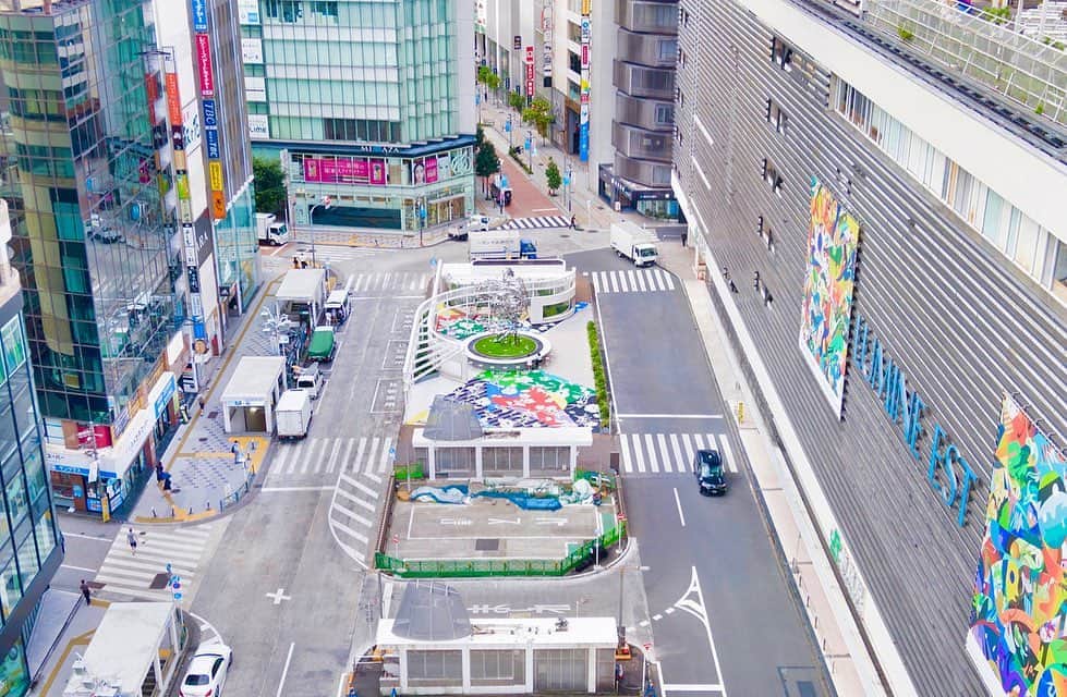 松山智一さんのインスタグラム写真 - (松山智一Instagram)「Shinjuku East Square at JR Shinjuku Station, permanently installed public art project   Thanks to Architect @chikara_ohno from Sinato 🙏 , 📸by Takuma Ota  It’s only been a couple of months after completion but feels like a year since . It’s been an intense year  久しぶりのJR新宿駅東口広場、建築事務所Sinatoさんによる撮影画像。大野さんありがとう。 太田拓実撮影  #hanaosan #花尾　#新宿駅東口 #shinjuku」12月14日 10時49分 - tomokazumatsuyama