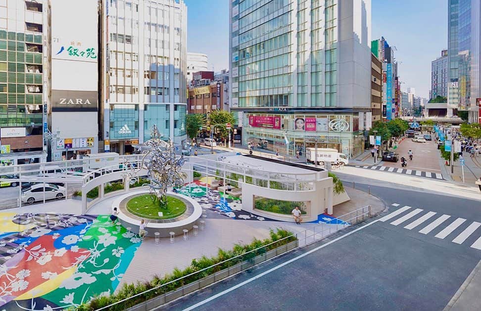 松山智一のインスタグラム：「Shinjuku East Square at JR Shinjuku Station, permanently installed public art project   Thanks to Architect @chikara_ohno from Sinato 🙏 , 📸by Takuma Ota  It’s only been a couple of months after completion but feels like a year since . It’s been an intense year  久しぶりのJR新宿駅東口広場、建築事務所Sinatoさんによる撮影画像。大野さんありがとう。 太田拓実撮影  #hanaosan #花尾　#新宿駅東口 #shinjuku」