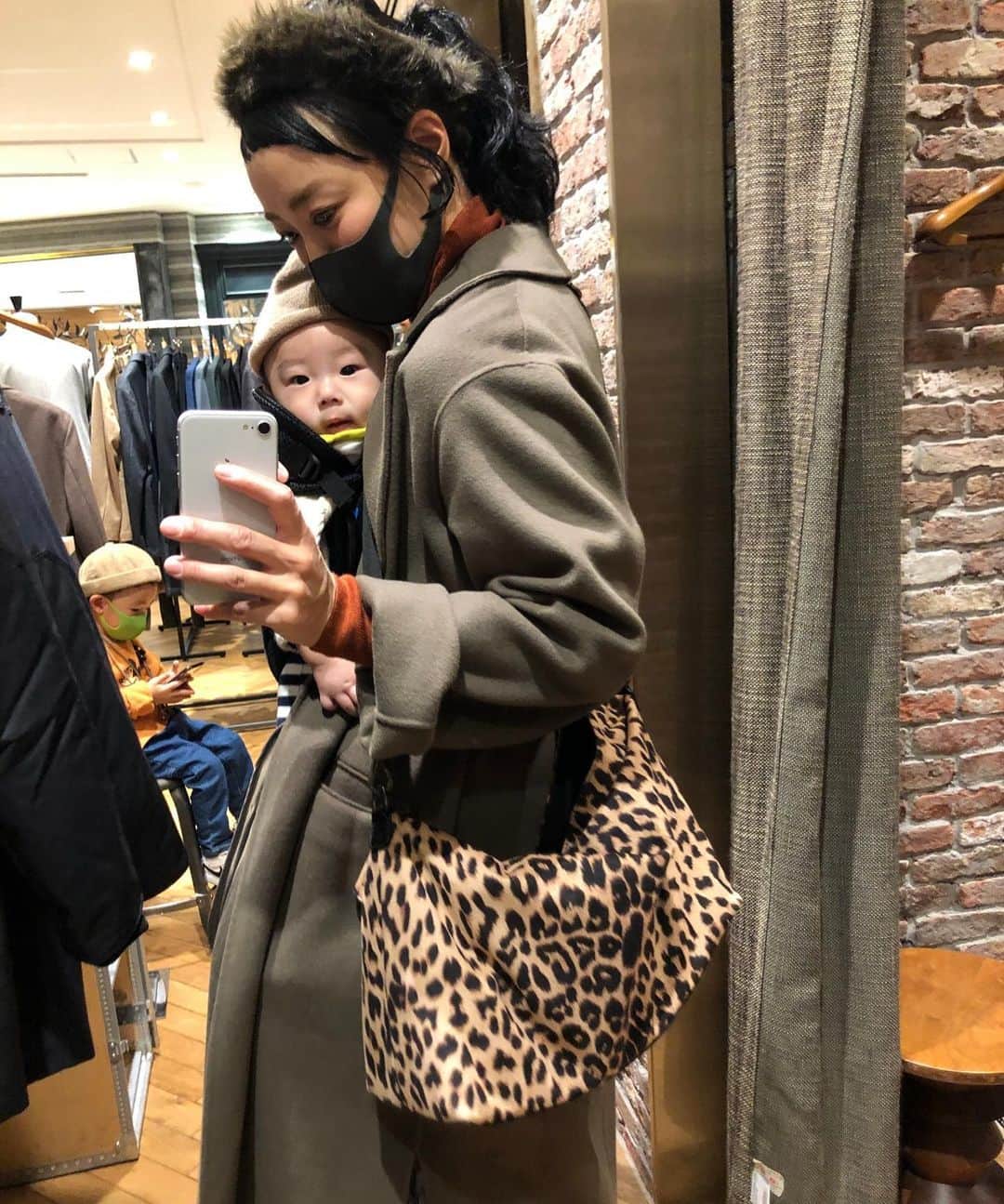 田中真奈美のインスタグラム：「パパ試着中👖💕 . 走り回るリョータを何とか捕まえて😂💦 3人で待機👩‍👦‍👦 . 下から覗き見するリョータ👦🏻💕😂 .  @amail_official のアニマル柄のバッグ👜🐆💕は3way🎶クラッチ、手持ち、ショルダー✨私はショルダー使いがメインかな☺️ . 以外と大きくて💕シュンタの一回分のミルク、オムツは入るのでちょっとお出かけの時にはこちらで良さそうです😍💕🎶 . #switchmanami  #男子2人ママ👩‍👦‍👦  #３歳半 #6ヶ月」