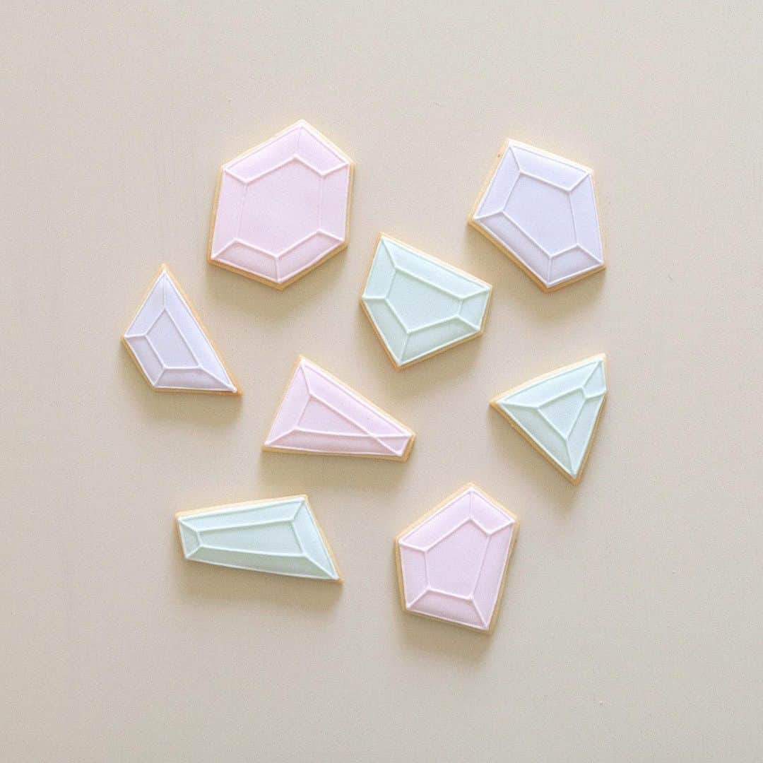 KUNIKAのインスタグラム：「Sherbet color gem cookies 💎  新たに作りたいものがあって準備中なので、ちょっと過去のデザインのクッキーの写真(別カット)がちらほら登場します。  フォルダ見返してたら1年前の自分の作品に刺激を受け、またさらに作りたいモチーフが増えました💭 これくらいシンプルなのも良いな〜  #artofkunika」