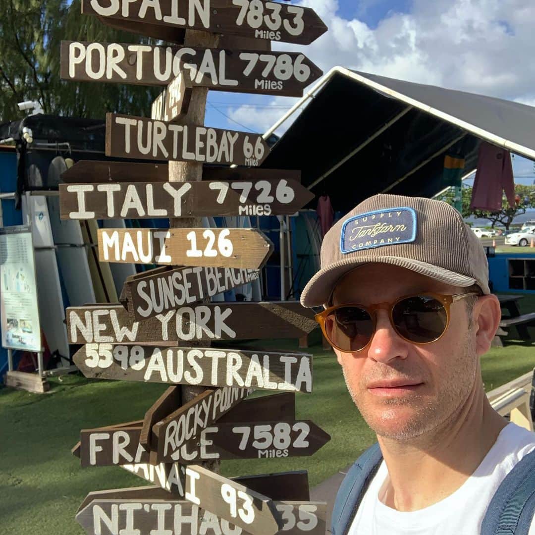 ブライス・ジョンソンのインスタグラム：「Incredible to be here during the Pipe Masters at Bonzai Pipeline on the North Shore, fell in love with Jazz while I was in New Orleans, and now I think I’ve fallen in love with surfing while in Oahu. Shaka 🤙🏽  #pipemasters2020 #oahu #northshore」