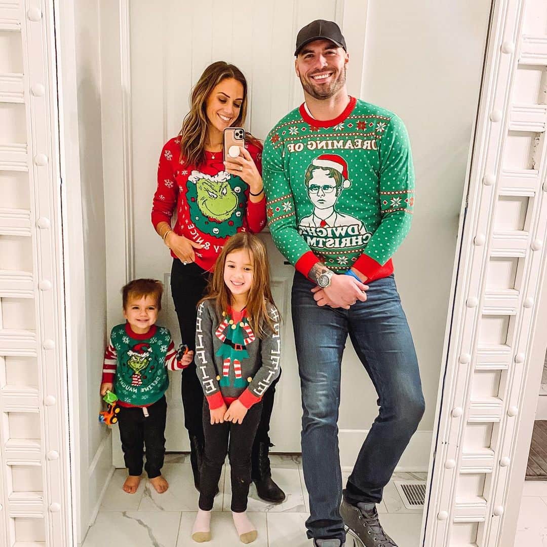 ジャナ・クレイマーのインスタグラム：「Family christmas sweaters❤️. (Also Mike was not happy with me that I bought him a large. 🙄). However this should be an ad for @target because I bought them all there. Where is your favorite place to shop for Christmas sweaters?」