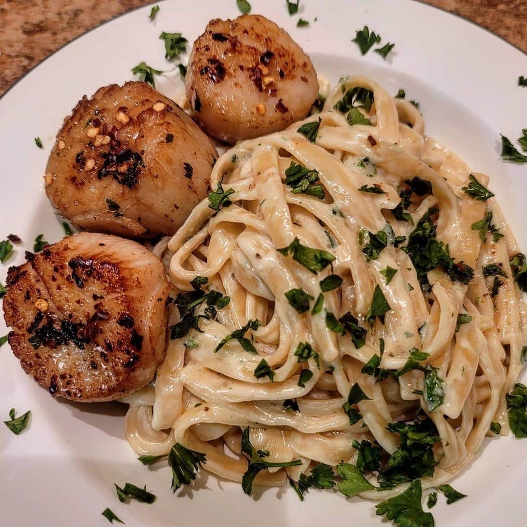 Flavorgod Seasoningsさんのインスタグラム写真 - (Flavorgod SeasoningsInstagram)「Fettuccine with Scallops 🍝🔥🔥🔥 by customer @roarbertoe Scallops seasoned with @flavorgod Garlic Lovers Seasoning!⁠ .⁠ Add delicious flavors to your meals!⬇️⁠ Click link in the bio -> @flavorgod  www.flavorgod.com⁠ .⁠ Alfredo Sauce is made from scratch🍷⁠ 😋⁠ .⁠ Scallops were seasoned with @flavorgod "Garlic lovers", salt, black pepper and chili flakes! Cooked for about 4-5 minutes, once flipped half way thru, I added diced garlic, lemon juice, butter, white wine and garnished with fresh parsley.🙌⁠ -⁠ Flavor God Seasonings are:⁠ ✅ZERO CALORIES PER SERVING⁠ ✅MADE FRESH⁠ ✅MADE LOCALLY IN US⁠ ✅FREE GIFTS AT CHECKOUT⁠ ✅GLUTEN FREE⁠ ✅#PALEO & #KETO FRIENDLY⁠」12月14日 11時00分 - flavorgod