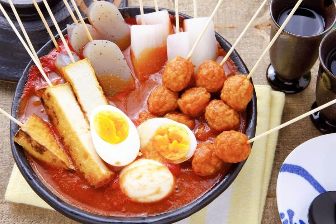 デルモンテ３６５プロジェクトのインスタグラム：「トマトと味噌の濃厚おでん  こんにちは。牛原琴愛です。 愛知県の郷土料理で知られる『味噌おでん』をご存知ですか？ 土鍋の中で温まった具材を味噌壺につけていただくもの。濃厚なコクと酸味が特徴の八丁味噌（豆味噌）に砂糖やみりん、ごまなどを入れて伸ばしたものが味噌壺の中に入っています。近年は、八丁味噌をベースにした出汁に具材を入れて煮込む食べ方も増えているそうです。  今日は、そんな味噌おでんを、うまみと酸味のバランスが良い「デルモンテ　食塩無添加トマトジュース」をプラスしてアレンジしてみました。具材には冬においしい大根をはじめ、おでんに欠かせないこんにゃくや揚げボール、厚揚げなどを選びました。  おでんを食べ終えたら、残りのスープを白いご飯にかけるスープご飯がおすすめです。お好みで刻んだねぎをのせてもおいしいですよ。  【トマト味噌おでん】  《材料　２～３人分》　 大根　　　　１／４本 こんにゃく　１枚 厚揚げ　　　１枚 揚げボール（練りもの）　１２個 ゆで卵　　　２個 （Ａ）デルモンテ　食塩無添加トマトジュース　　６００ｃｃ （Ａ）味噌　　　　　　　大さじ３ （Ａ）だしの素　　　　　小さじ１  《つくり方》 ①大根は縦４等分に切り、７分ほどゆでる。こんにゃくはサッとゆでてから縦４等分に切る。厚揚げは焼き目がつくまでオーブントースターで焼いてから縦４等分に切る。 ②にそれぞれ串をさし、揚げボールは３個ずつ串にさす。ゆで卵は殻をむく。 ③鍋に（Ａ）を入れて火にかけ、煮立ったら②を入れて煮る。   #おでん #おでんアレンジ #トマト味噌おでん #大根 #おうちごはん #おうちご飯 #パーティレシピ #パーティ #食塩無添加トマトジュース #トマトジュース #リコピン #リコ活 #時短レシピ #デルモンテ #キッコーマン」