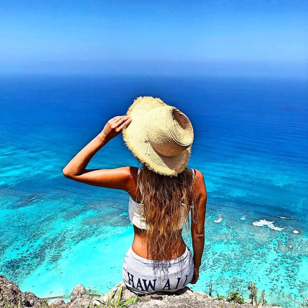 shihoのインスタグラム：「💙💠💙💠💙 ・ どこまでも続く水平線。 地上からでも見ることは出来るけど 上から見る水平線はまた見え方が変わる♡ 地球っておっきくて丸い！と実感できる。 そしてこのHawaiiの海の綺麗さ！ ただただ感動しかない♡ やっぱり崖はたまらないな😏笑 ・ 皆さま今週もよろしくお願いします♡ ・ #hawaii#islandofoahu#oahu#ハワイ#trip #オアフ島#travel#loco_hawaii#travel_jp #funtorip#タビジョ#旅MUSE#genic_travel #genic_mag#たびねす#旅行#genic_hawaii #tabijyomap_hawaii#lealeahawaii#2020 #oahuhawaii」