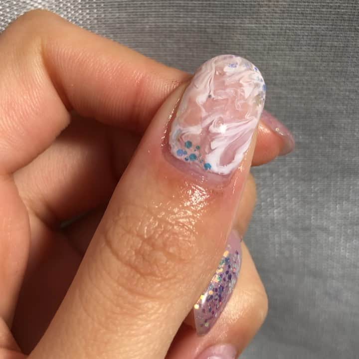 のインスタグラム：「🤤💅 美味しそう  セルフ #ジェルネイル #nailart #gelnails #nofilter #marblenails #glitternails   Products : @nanakara_jp @youngnails.jp」