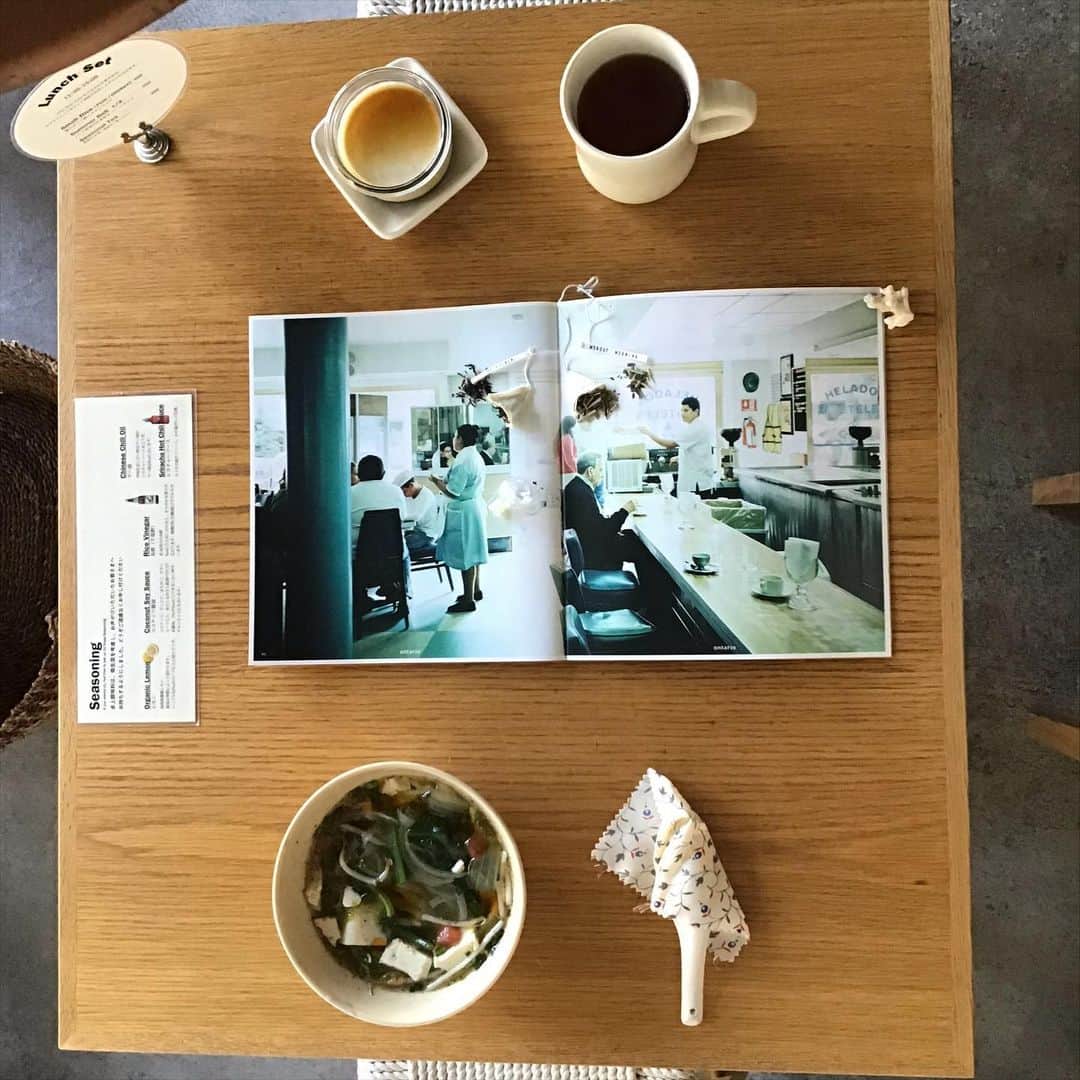 Pho 321 Noodle barのインスタグラム：「新しい1週間のスタート、暦のうえで森の熊たちが冬眠の支度に向かう時です。  本日のおすすめは...先週よりお目見えした3rd noodleこと、「島アオサ　絹豆腐　青菜のフォー」、アオサは2020年春に収穫されたもので徳之島より、絹豆腐は京の都、青菜は岐阜ファームレガーロさんの法蓮草です🥬　  黒酢とトマトの酸味を効かせた、とろとろのスープで暖まって下さいませ。  本日のお野菜は　ブロッコリー　カリフラワー　コールラビ　薩摩芋　カブ　春菊の6種です。  本日も11:30am opening 5:30pm last call 6pm closing、中休みなしでopen、何時も通り、同時間でchompy &Uber eats、ふたつのdelivery serviceも稼働致します。  pho,bun,comのto go boxのご予約はこちらから (おひとつからお気軽にどうぞ)  ☎︎03-6432-9586  今週も安全第一で宜しくお願い致します🤲  today’s recommend:sea lettuce,tofu and green veggie pho(new 3rd noodle) bun pork(warm),com dong-pou-rou,summer roll for sharing,homemade coconut pudding w/houji cha syrup and tea time tailor(monday morning or winter nap again🧸)  today’s opening bgm📻always be my baby / mariah carey  #thisplaceismine #alwaysbemybaby」