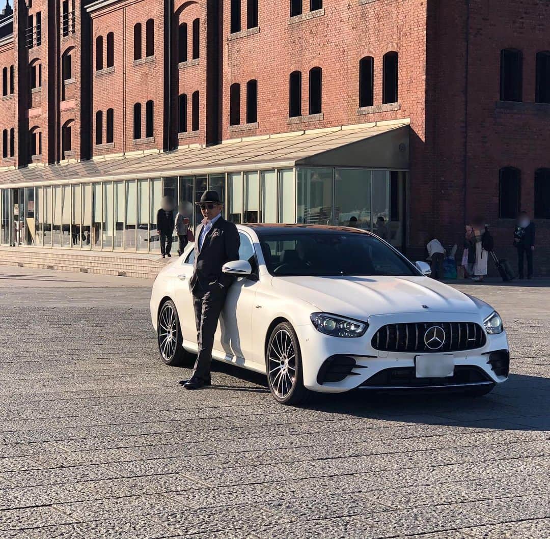 クレイジーケンバンド【公式】のインスタグラム：「Mercedes-Benz Live! 赤レンガで撮影してきました！イイネ！  https://mb-live.jp/drive/interview-2020-12-14/  #クレイジーケンバンド #CKB #横山剣 #Mercedes-Benz Live! #AMG #E53」