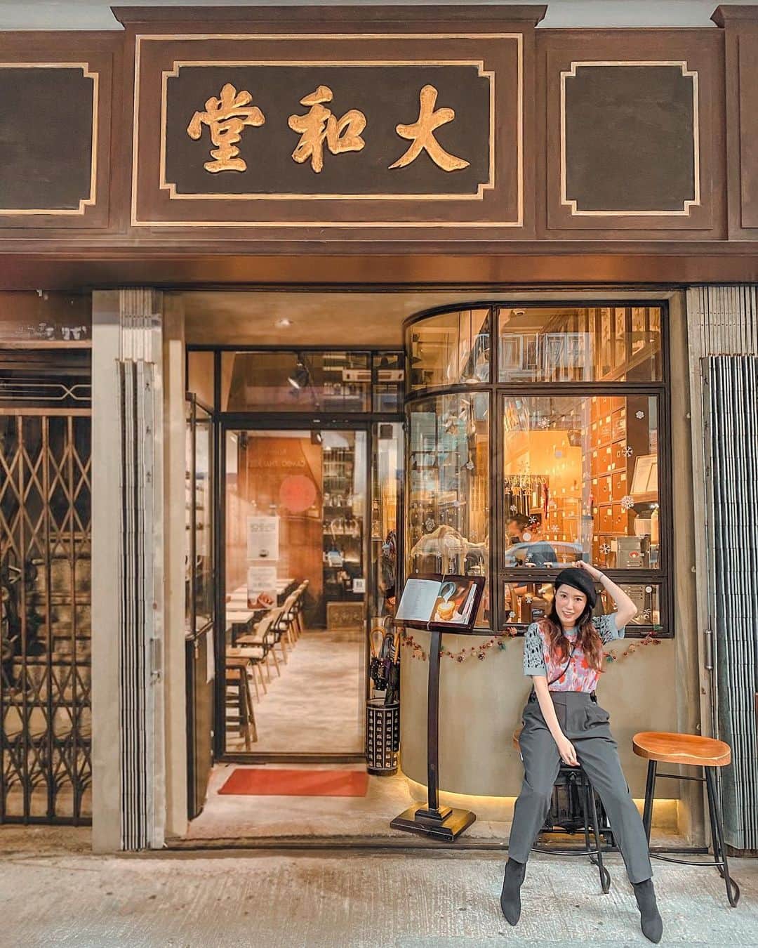 のインスタグラム：「𝔾𝕠𝕠𝕕 𝕄𝕠𝕣𝕟𝕚𝕟𝕘 𝕄𝕠𝕟𝕕𝕒𝕪☕️ 又是一家存了口袋名單兩年多的咖啡廳 從差不多百年的醫館活化成文青cafe 但仍保留著滿滿懷舊風 牆身的百子櫃真的一絶 整個設計依舊充滿著老香港情懷  喜歡懷舊風的可以點餐單𥚃的雞蛋仔或菠蘿油 Gimmicky十足 但身為 churro控真的不得不能點上這款西班牙油條 配上雪糕或是沾上朱古力醬來吃都是人間美食 可惜那天還未到晚餐時間 我們也沒點太多 留待下次再試🧇➕🍗 。 。 。 。 。 。 #hongkong #香港 #香港旅行 #香港旅 #hongkonginsta #discoverhongkong #hongkongart #instahk #instafood #foodie #foodporn #foodstagram #hkcafe #coffeeshopdesign #cafehopping #hongkongphoto #timeouthongkong #hkig #likeforlikes #shoutout #コメント返し #lightroom #lightroompresets #lightroom調色 #hkblogger #写真好きな人と繋がりたい #カメラ女子 #カメラ好きな人と繋がりたい」