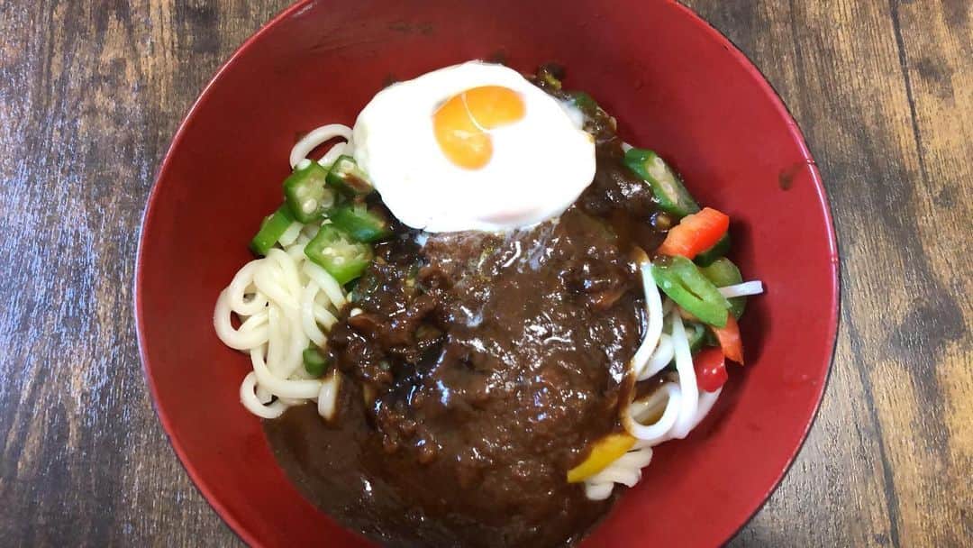 あつひろのインスタグラム：「たまごがハート(๑•ω•๑)♡  #牛すじ煮込みのぶっかけうどん #家にあるもので料理 #男飯 #遅めの朝食 #ブランチ」