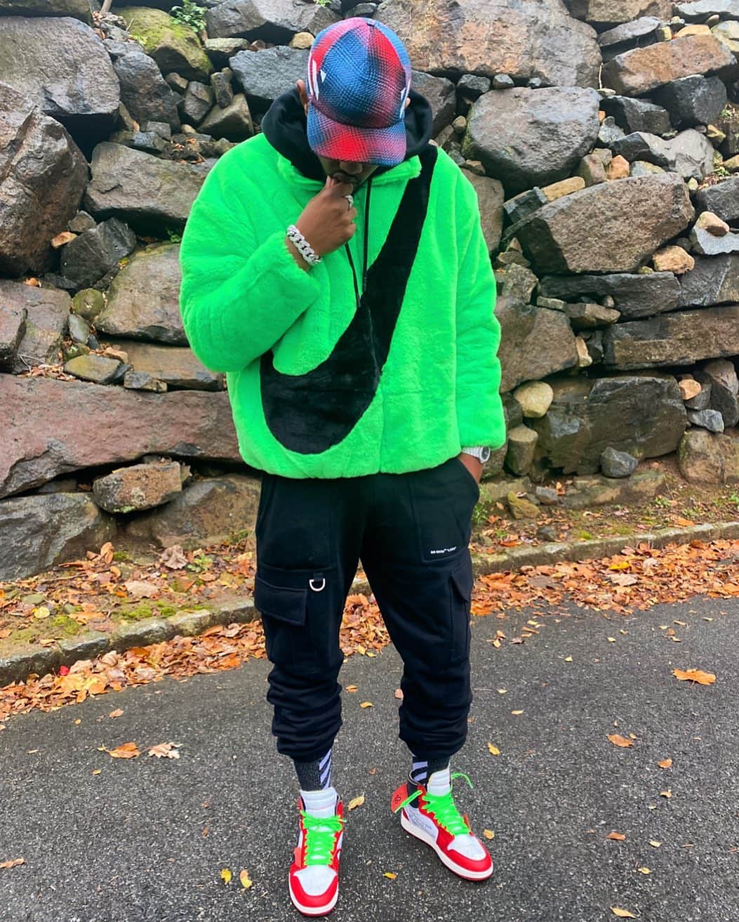 ファボラスのインスタグラム：「This the page she come to when she tired of seeing the same Dior bubbles & Chrome Hearts hoodies.. 😂🤑  #Respectfully」