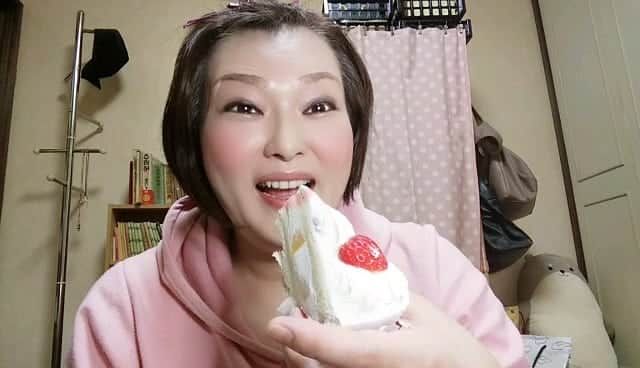 五十嵐サキさんのインスタグラム写真 - (五十嵐サキInstagram)「youtube &テレビ出演😃🌈  #ケーキ早食い一人大会 してみました #いちごショートケーキ  #何秒 で食べれるか #最短 #本気 で #試したかった #youtube #五十嵐サキちゃんねる  久々動画アップ #そして #いよいよ 今夜23時56分からは #毎日放送 #明石家電視台 　に出演させて頂いております #実際どうなんダイエット美人 #ぶっちゃけトーク 是非お楽しみくださいませ #観れない地域 の方も #翌日 くらいに #tver というアプリで観れるかもです！ #吉本新喜劇 #五十嵐サキ」12月14日 11時24分 - saki_igarashi