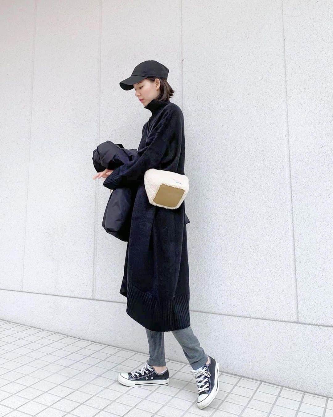 布川桃花さんのインスタグラム写真 - (布川桃花Instagram)「スーパーに行くだけの 真っ黒 #momoka_fashion 👐🏻﻿ ﻿ @bonjoursagan のアウトリンキングニットワンピースは リラックス感もあって1枚でさらっと着られる！﻿ 首元も暖かいしポケットもついてて便利🤣 ﻿ お出かけの日にタイツ&ブーツのスタイルも絶対かわいい〜❤︎﻿ ﻿ #bonjoursagan」12月14日 11時25分 - momoka_fukawa