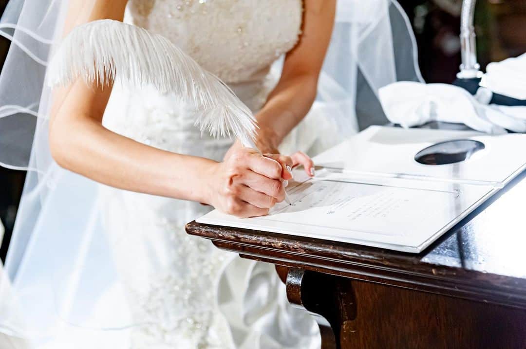 セレス高田馬場さんのインスタグラム写真 - (セレス高田馬場Instagram)「. . . #結婚証明書 . おふたりがお互いを愛することを誓いあい 夫婦になることをゲストの皆様に 認めてもらう瞬間… . . ［名前］は両親からもらう 最初のプレゼント✨ . . 結婚式は、 自分たちの決意を表す儀式でもありますが 親御様にとっても特別な日になるのだと思います❤️ . . 皆様の素敵なエピソードなども ぜひ教えて下さいね🥰 . . . . 💍》［#セレス高田馬場］［#セレス花嫁］で フェアの様子や当日レポをUP してね✨ こちらのアカウントでもご紹介させて頂きます❣️ 💒【@celestakada】👗【@celesdress】 . . 🤵👰》人気の #ブライダルフェア に参加しよう✨ 詳しくはTOPのURLからHPをcheck👀 . . セレス高田馬場💒 ☎️03-3207-5161 ［営業時間］11:00~19:00［定休日］木曜日 ※詳しくはHPをご確認下さい . . #CELES高田馬場#CELES花嫁#プレ花嫁#卒花嫁 #結婚式準備#挙式#大聖堂#結婚式#結婚式場 #式場探し#式場見学#東京花嫁 #高田馬場#wedding#前撮り#チャペル #2021年春婚#2021年夏婚#2021年秋婚 #2020年冬婚#令和婚#婚約しました #結婚式っていいよね#プロポーズされました #夫婦#大聖堂ウエディング」12月14日 11時38分 - celestakada