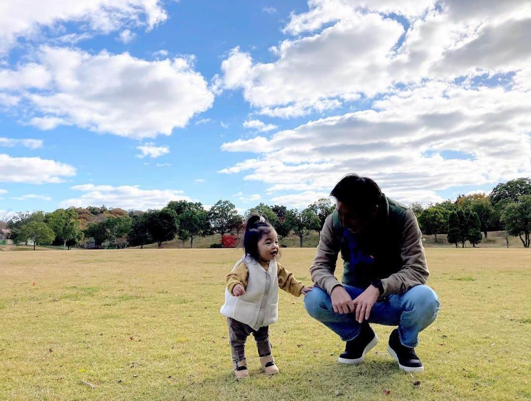 aco.さんのインスタグラム写真 - (aco.Instagram)「2020.12.14  11/21おでかけpic③  娘が眠くなる前に 少し芝生で遊びました  やっぱり最初は芝生をちぎっていたけど この頃は少しずつ靴にも慣れてきて ちょっと歩いて楽しんでました☺️ . . . 1枚目picみたいな 精一杯口を開けて「あ！」って言う時 たまらなく好きです〜🤤 . . . . . #aco子育て記録 #acoおでかけ記録 .」12月14日 11時31分 - aco.chaaaaan