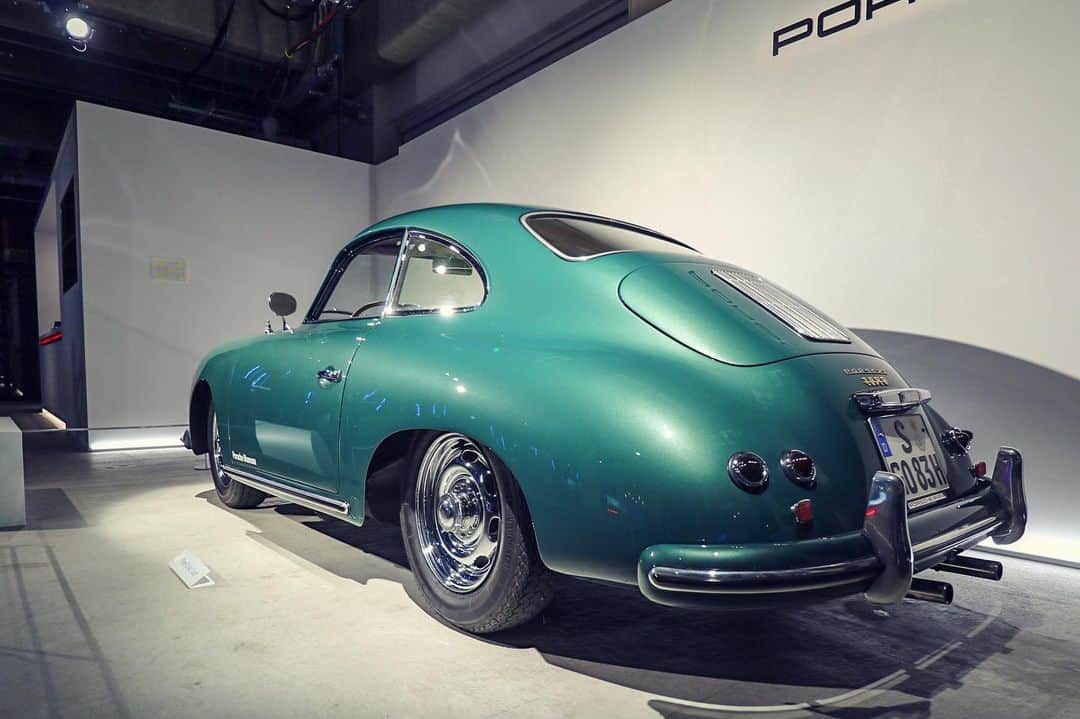 Porsche Japanさんのインスタグラム写真 - (Porsche JapanInstagram)「開催中の「 Porsche Taycan Popup Harajuku」にて12月14(月)より”ポルシェ 356 A“の展示を開始。 ドイツのポルシェミュージアムから来日した1956年式の貴重な車両を間近で見られるのは12月17日(木)まで。  詳しくはプロフィールから特設サイトをチェック。  #ポルシェ #Porsche #タイカン #Taycan #サステナブルスポーツカー #タイカン原宿 #356A #クラシックポルシェ」12月14日 11時32分 - porsche_japan
