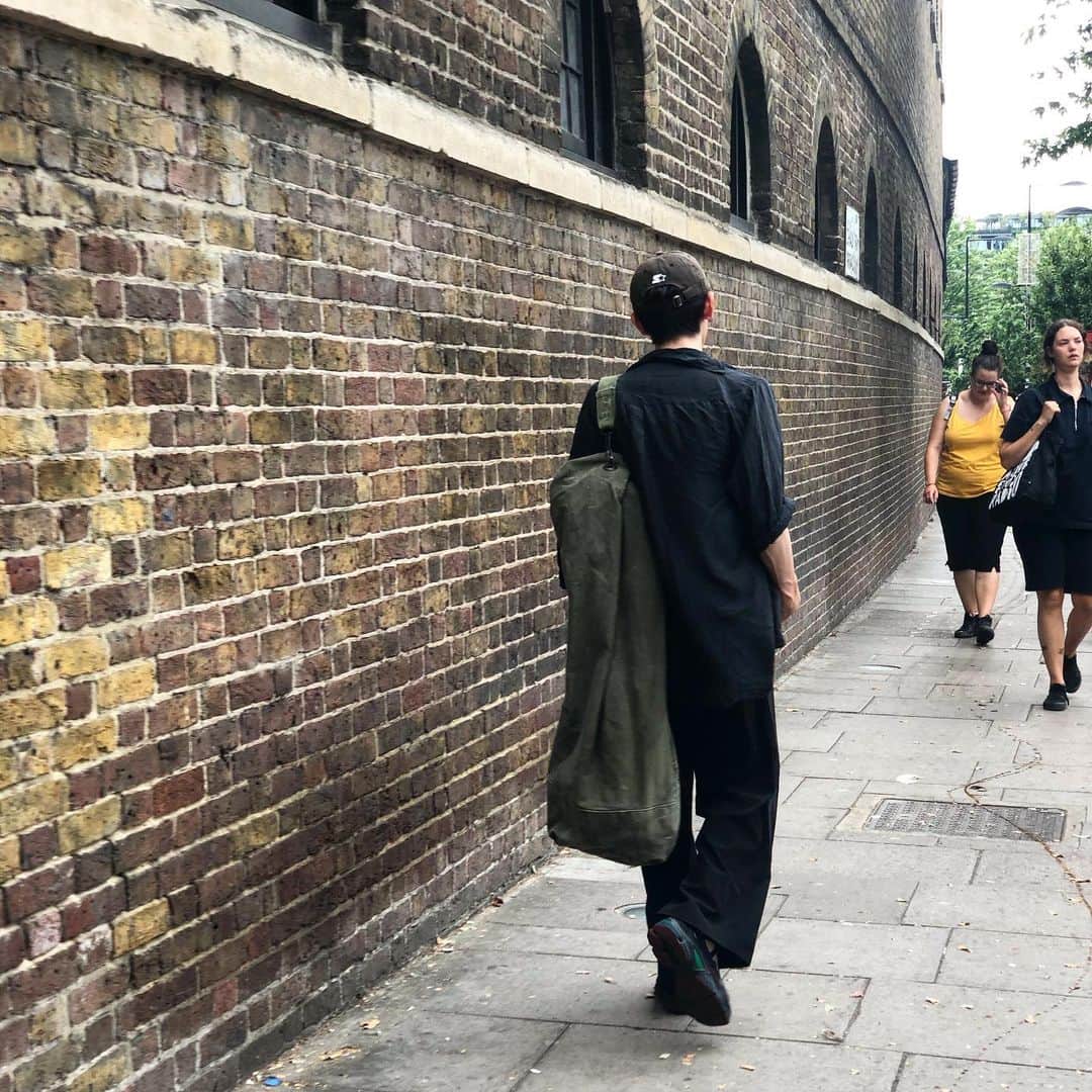 LAUNCHのインスタグラム：「LONDON🇬🇧  Buy more than can fit in this bag!」