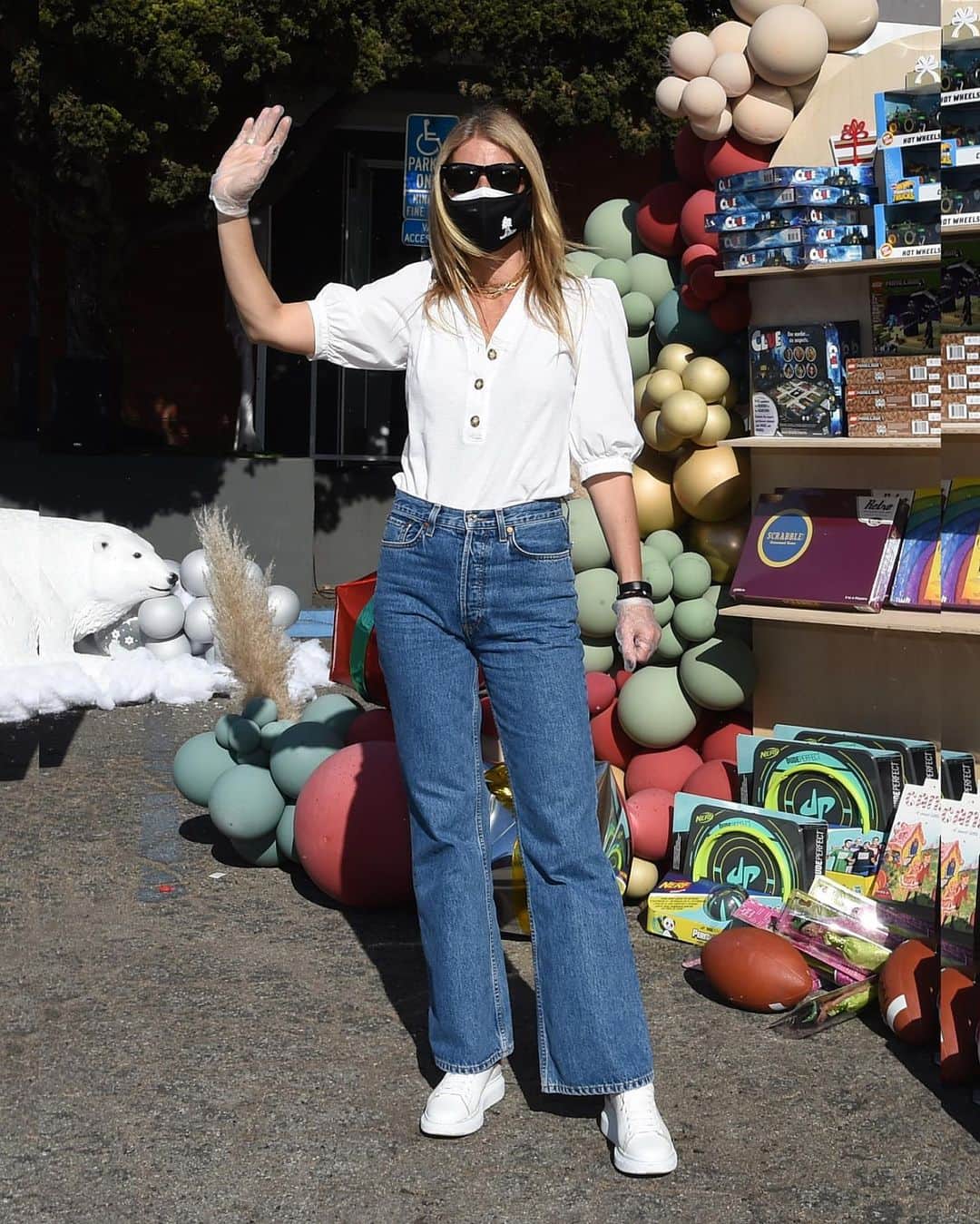 Just Jaredさんのインスタグラム写真 - (Just JaredInstagram)「Jennifer Garner, Jessica Alba and Gwyneth Paltrow mask up while distributing gifts, toys and essential items to families in need in LA this weekend with Baby2Baby #JenniferGarner #JessicaAlba #gwynethpaltrow  Photos: Getty」12月14日 11時37分 - justjared