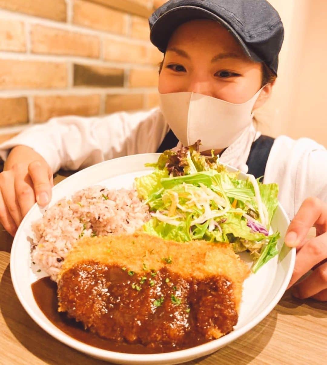 のインスタグラム：「【今週のランチメニュー紹介】﻿ こんにちはハース恵比寿店岩下です🤤﻿ 今週のランチメニューも良い仕上がりですね♪♪﻿ 5回は来たくなるメニューばかりです👍﻿ ﻿ 【感染予防対策】﻿ ・アルコール消毒液設置﻿ ・空間殺菌設備稼働﻿ ・テーブル間のアクリル板設置﻿ ・検温機﻿ ・スタッフのマスク着用と手洗い徹底﻿ などお客様に安心してご来店頂けるよう対策しておりますので是非ご来店お待ちしております。﻿ ﻿ ﻿ テイクアウト限定チキンのご案内↓↓↓﻿ 当店名物ロティサリーチキン1羽まるごと¥1980🐓﻿ ☎️03-6416-9830﻿ ﻿ ◆ガレット（YouTubeで動画も見れるよ‼️）﻿ https://www.instagram.com/galette.galette/﻿ ﻿ https://m.youtube.com/channel/UC4nVtquelZgXuDnXWpCQ9sg﻿ ﻿ ◆Uber eats・menu・出前館によるデリバリー﻿ 11:30〜21:00﻿ ﻿ ◆LINE@登録お願いします♪﻿ https://lin.ee/g0H4jc6﻿ ﻿ ﻿ 皆さまの笑顔に会えますように！💕💕💕﻿ ﻿ ﻿ #ハース恵比寿店#代官山ディナー#代官山ランチ#恵比寿グルメ#恵比寿ビストロ#恵比寿ディナー#代官山グルメ #ハース #代官山テイクアウト#恵比寿ランチ#ガレット#チーズ#ロティサリーチキン#gotoeatキャンペーン#恵比寿ワイン#gotoeat #渋谷ディナー#恵比寿チーズ#ローストチキン#渋谷グルメ#渋谷ランチ#渋谷チーズ#恵比寿カフェ#チーズケーキ#渋谷カフェ#恵比寿新聞#恵比寿ビール#チーズフォンデュ#恵比寿テイクアウト」