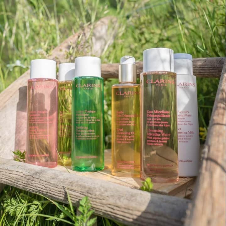 Clarins Canadaのインスタグラム：「Nestled in the heart of the Alps, Le Domaine Clarins presents ideal conditions to develop our products with the finest ingredients. You can find this purity in our newest range of Cleansers and Toning Lotions. We work with these carefully curated ingredients to ensure they enrich your skin & preserve its precious microbiota.🏔️🍃⁣ __________⁣ Niché au cœur des Alpes, le Domaine Clarins offre des conditions idéales pour le développement de nos produits et ce avec les meilleurs des ingrédients. Vous retrouverez toute leur pureté dans notre toute nouvelle gamme de Nettoyants et Lotions Toniques. Nous travaillons avec ces ingrédients, soigneusement conservés, afin d'embellir votre peau et de préserver son précieux microbiote.🏔️🍃⁣ .⁣ .⁣ .⁣ #Clarins #ItsAllAboutYou #VelvetCleansingMilk #CleansingMicellarWater #TotalCleansingOil」