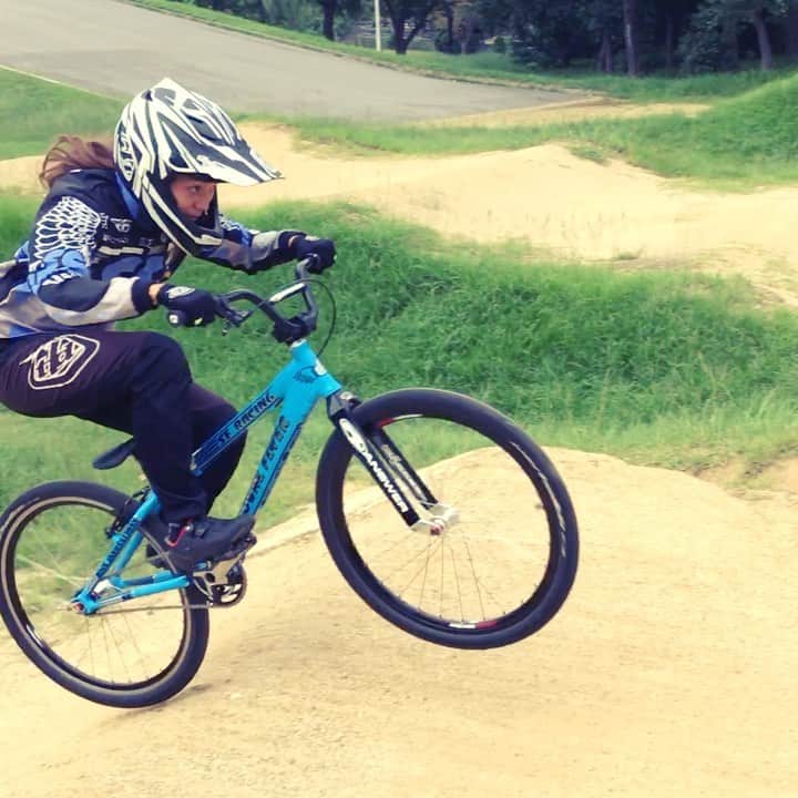 飯端美樹のインスタグラム：「｢第1回SE Bikesフォトコンテスト｣残り１週間🌈 @motocrossinternational @sebikes のタグ #semybike #sebikeslifejapan のハッシュタグを忘れずに、ドンドン写真や動画投稿して、クリスマスプレゼントGETしましょ🎁✨」