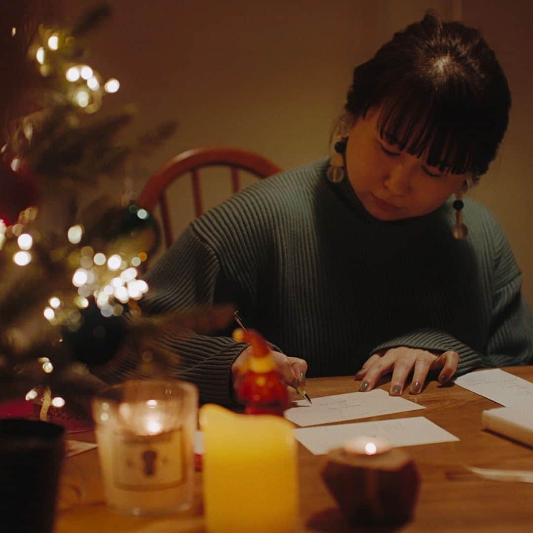 ルミネ公式のインスタグラム：「今年は会えなかった友達に、 手書きのクリスマスカードを贈ってみる。  ———— ほめよう。わたしたちを。 MERRY GOOD JOB! LUMINE CHRISTMAS 2020 ————  ▶ルミネのクリスマス特設サイトは 〔 ルミネクリスマス〕で検索！」