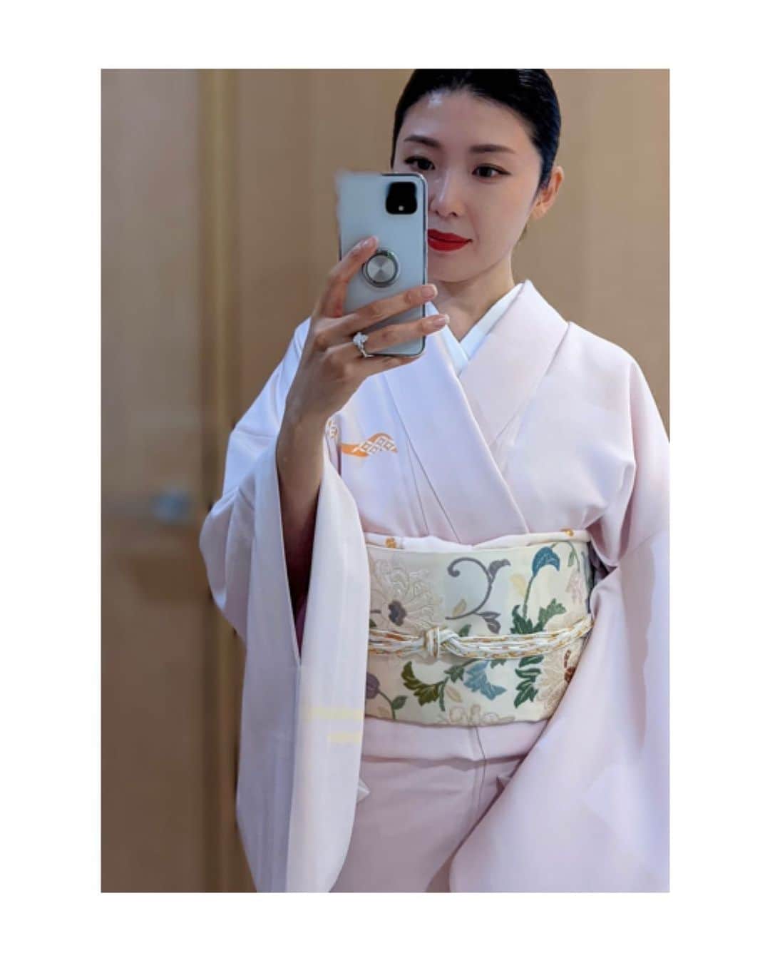 川村亜紀さんのインスタグラム写真 - (川村亜紀Instagram)「この日は下ろしたての袋帯を合わせました。 柔らかいお色の唐織が珍しくて、気に入っています。 青みピンクが綺麗な付け下げはぎをん齋藤さん。 袋帯は長吉呉服店さん。 #kimono #kimonocordinate #japanesekimono #japanesetradition #beautifultradition #lovekimono  #instakimono  #日本の伝統 #美しい伝統 #守るべきもの #日本の美  #お着物と帯 #組み合わせ #楽しい #お着物の魅力  #付下げ #付け下げ #ぎをん齋藤 さん #袋帯 #唐織袋帯 #長吉呉服店 さん #亜紀の和装記録」12月14日 11時50分 - _aki1015_