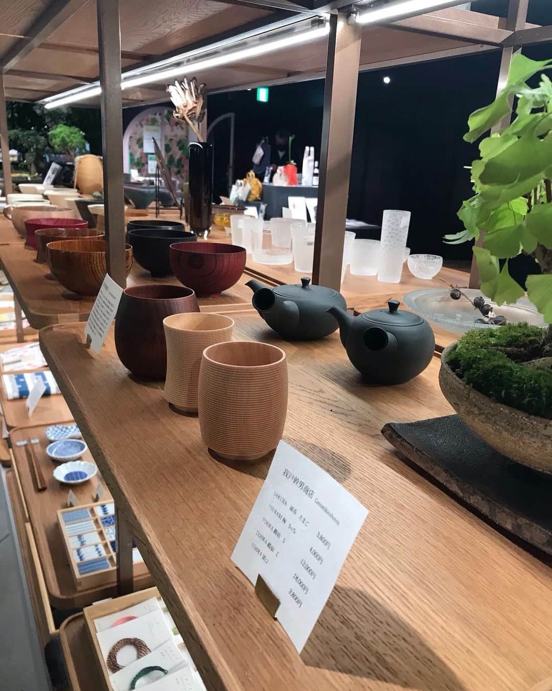 のインスタグラム：「. 素敵な急須と湯飲みを発見！ お家時間をゆったりと楽しむために ぜひゲットしたいアイテム。 . Area＊ #下京区#京都市#京都 Shop＊#KASOKEKI . #雑貨#小物#布小物#紙小物#アクセサリー#食器#インテリア#家具#憧れ#インテリアコーディネーター#素敵な空間#お洒落スポット #お洒落な街 #ギャラリー #大人女子 #トレンド #ファッションアイコン#京都#京都散歩 #京都観光 #osaka #osakastyle #japan #大人の大阪暮らし #大阪glam」